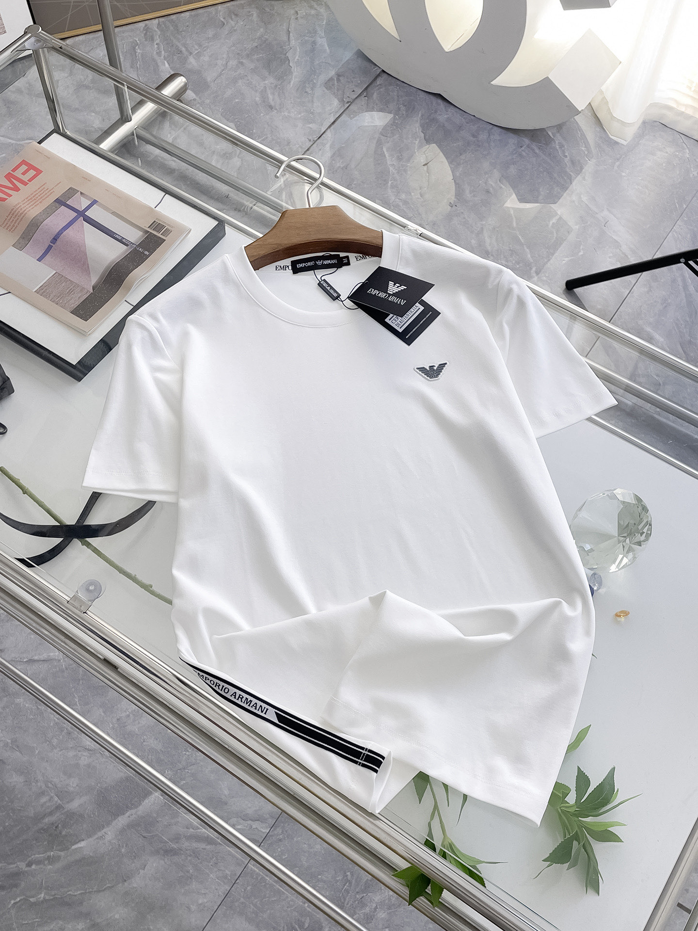 NO:458190,Armani's new spring and summer 2025 new styles in the first counter, the latest short-sleeved round-neck T-shirt, high-end customization, avant-garde and fashionable design!  Brand logo heavy craft design, high-end customized double mercerized fabric, soft feel, comfortable to wear, exquisite counter-level car line, fine workmanship, invincible and handsome upper body effect!  A must-have item for handsome men!  Gospel of Fatty--- Code number M-4XL (maximum 4XL wearable kilogram), Armani, T-shirt,tees, t-shirt,alexander wang19860909阿玛尼 2025春夏新款首发专柜最新款短袖圆领T恤 高端订制 设计前卫时尚！品牌logo重工艺设计 高端定制双丝光面料.手感柔软.穿着舒适.专柜级别精致车线.做工精细.上身效果无敌帅气！型男必备单品！胖子福音-- 码数 M-4XL(最大4XL可穿斤),,armani,T-shirt,tees，t-shirt,alexander wang,Men's clothing