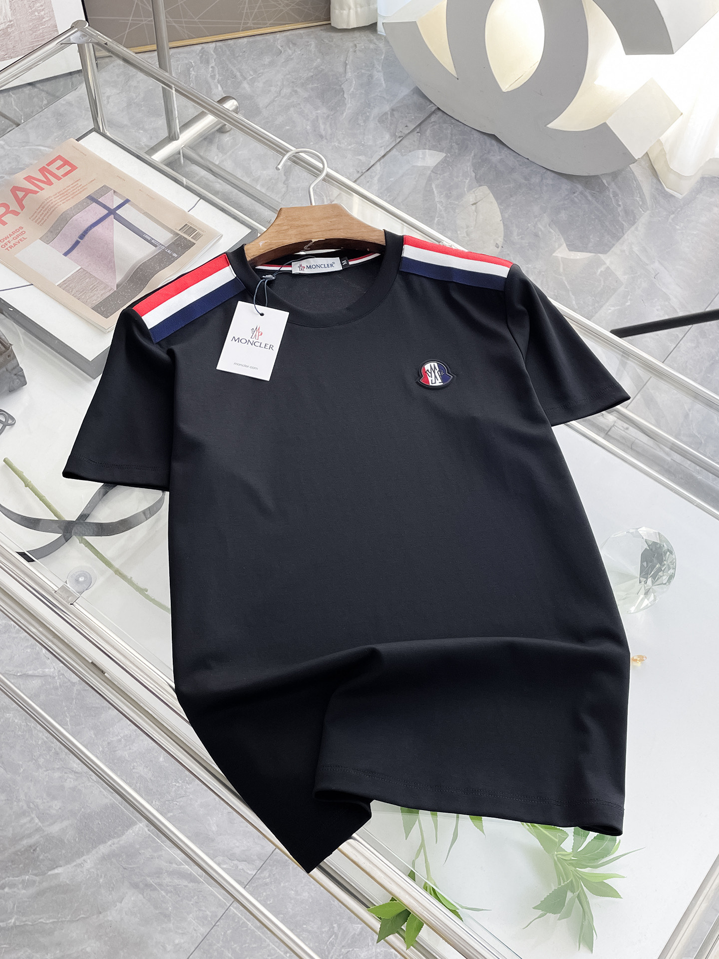 NO:458199,The new spring and summer 2025 new spring and summer first-time counter latest short-sleeved round-neck T-shirt, high-end customization, avant-garde and fashionable design!  Brand logo heavy craft design, high-end customized double mercerized fabric, soft feel, comfortable to wear, exquisite counter-level car line, fine workmanship, invincible and handsome upper body effect!  A must-have item for handsome men!  Gospel of Fatty--- Code number M-4XL (maximum 4XL wearable kilogram), Moncler, T-shirt,tees, t-shirt,alexander wang19860909蒙口 2025春夏新款首发专柜最新款短袖圆领T恤 高端订制 设计前卫时尚！品牌logo重工艺设计 高端定制双丝光面料.手感柔软.穿着舒适.专柜级别精致车线.做工精细.上身效果无敌帅气！型男必备单品！胖子福音-- 码数 M-4XL(最大4XL可穿斤),,Moncler,T-shirt,tees，t-shirt,alexander wang,Men's clothing