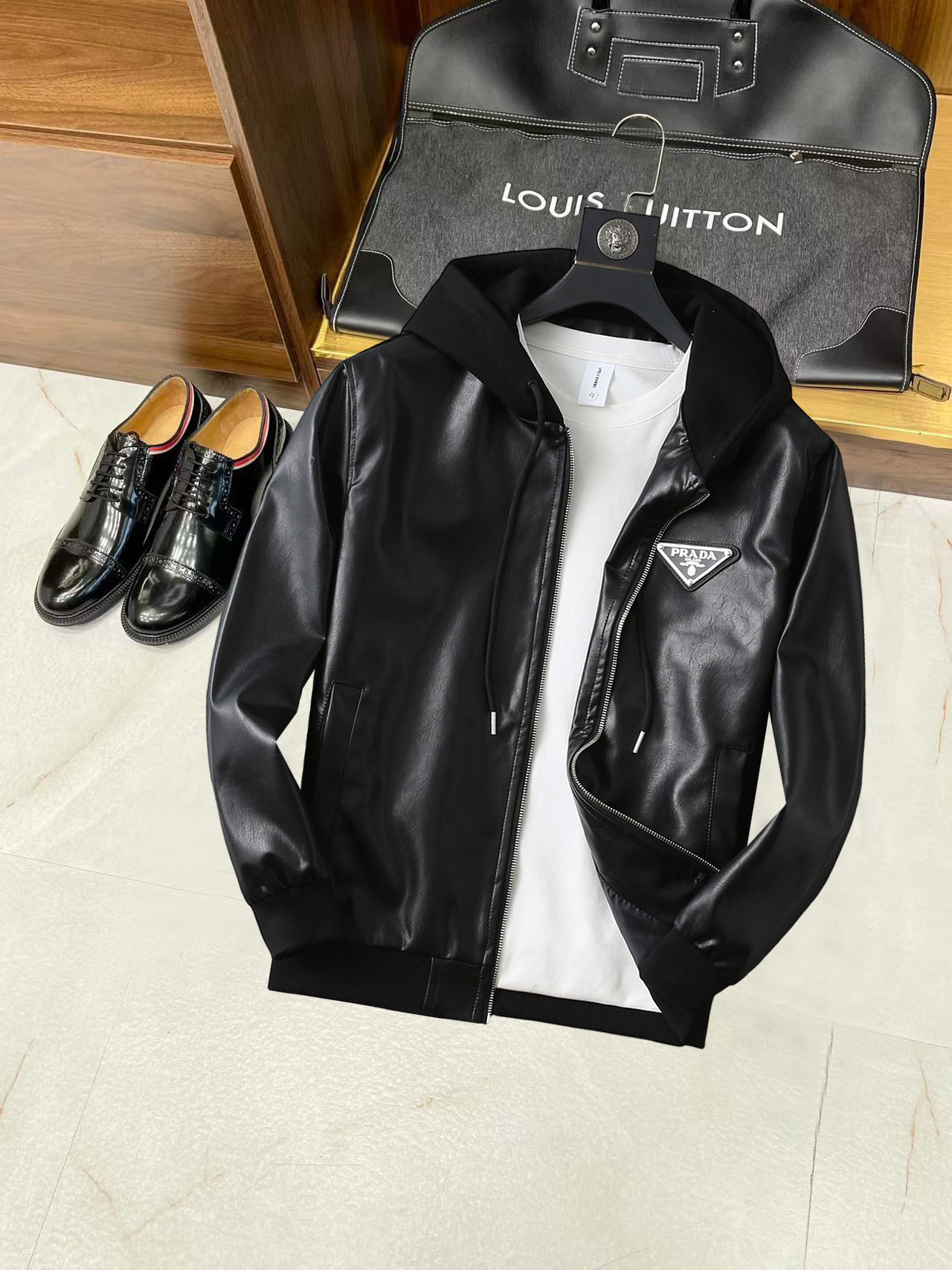 NO:134921,Prada's official website is the same model, and it will be released simultaneously!  New spring men's jacket leather jacket, original single three-standard high-end version!  Customized fabrics for counters are breathable and comfortable, with impeccable details, and the brand element design concept reflects high quality. The feel is delicate and soft!  It is casually cut, with a great upper body style!  The maximum wear of 200 kilograms is M~3XL, and the height and weight are reported by orders.,,prada,jackets & coats,jackets & coats,leather jacket,alexander wang19860909普拉达 官网同款,同步发售！春季新款男士夹克皮衣外套,原单三标齐全高端版本！专柜定制面料 透气舒适度高,细节无可挑剔,品牌元素设计理念,体现高品质.手感细腻柔软！呈现休闲裁剪,上身版型超赞！码数M～3XL最大穿200斤,下单报身高体重.,,prada,jackets & coats,jackets & coats,leather jacket,alexander wang,Men's clothing