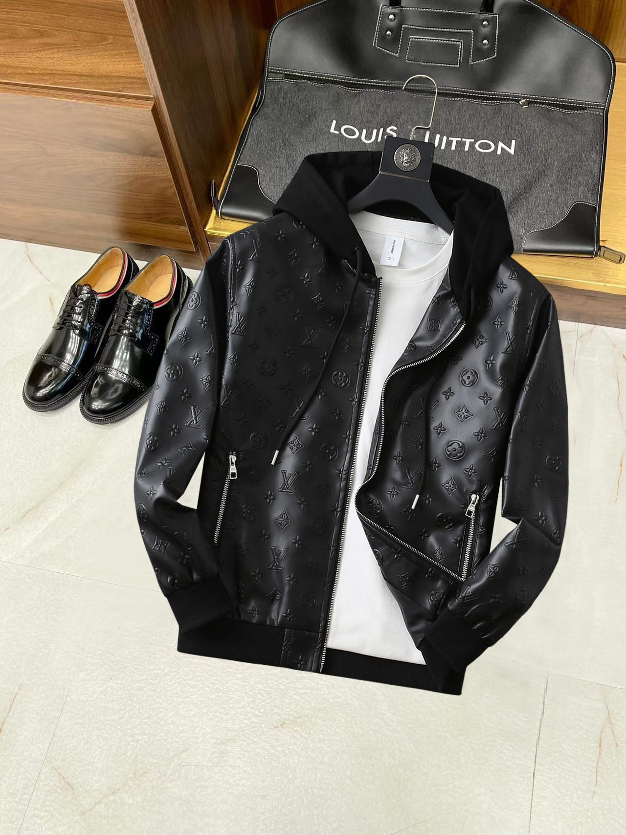 NO:134946,The same model on the official website of LV, released simultaneously!  New spring men's jacket leather jacket, original single three-standard high-end version!  Customized fabrics for counters are breathable and comfortable, with impeccable details, and the brand element design concept reflects high quality. The feel is delicate and soft!  It is casually cut, with a great upper body style!  The maximum wear of 200 kilograms is M~3XL, and the height and weight are reported by orders.,,louis vuitton, jackets & coats, jackets & coats,leather jacket,alexander wang19860909LV 官网同款,同步发售！春季新款男士夹克皮衣外套,原单三标齐全高端版本！专柜定制面料 透气舒适度高,细节无可挑剔,品牌元素设计理念,体现高品质.手感细腻柔软！呈现休闲裁剪,上身版型超赞！码数M～3XL最大穿200斤,下单报身高体重.,,louis vuitton,jackets & coats,jackets & coats,leather jacket,alexander wang,Men's clothing