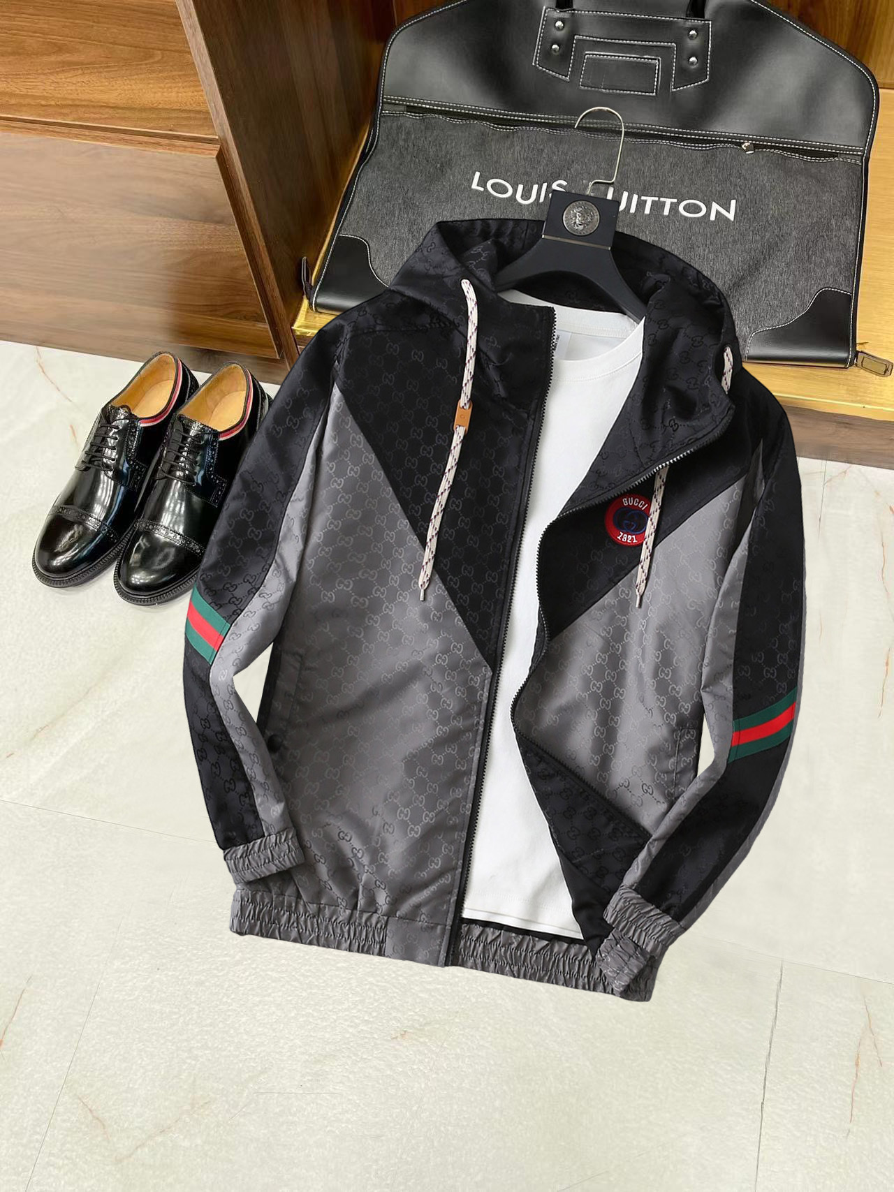 NO:134963,Guqi New spring jacket, the new product on the show is perfect, comfortable and warm, the three standards have a complete color and full and attractive color, and the very outstanding design easily advances the sense of fashion. The workmanship is extremely exquisite and rigorous, and the wiring is neat and meticulous!  A masterpiece of a big-name designer!  The upper body doesn't look bloated and super handsome!  Spot code M ~ XXXL,,jackets & coats,jackets & coats,alexander wang19860909古奇 开春新款夹克外套,秀场新品品相非常完美,舒适保暖,三标齐全色泽饱满诱人,非常出彩的设计,轻松将时髦感进阶,做工极为考究严谨,走线工整细致！大牌设计师巨作！上身不显臃肿、超级帅气！现货码数M ～ XXXL,,jackets & coats,jackets & coats,alexander wang,Men's clothing