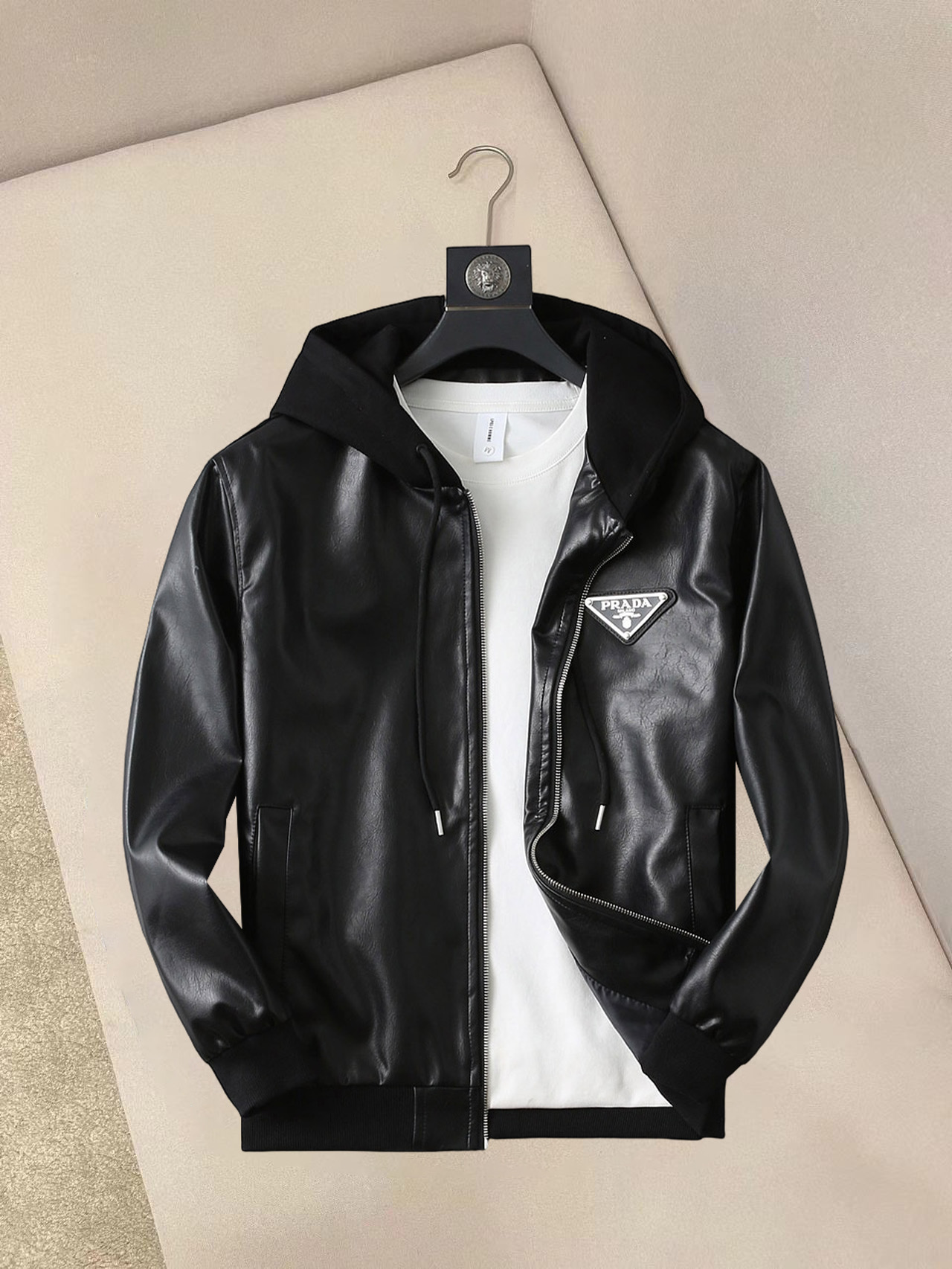 NO:132280,Prada's official website is the same model, and it will be released simultaneously!  2025 spring new men's jacket leather jacket, original single three-standard high-end version!  Customized fabrics for counters are breathable and comfortable, with impeccable details, and the brand element design concept reflects high quality. The feel is delicate and soft!  It is casually cut, with a great upper body style!  The maximum wear of 200 kilograms is M~3XL, and the height and weight are reported by orders.,,prada,jackets & coats,jackets & coats,leather jacket,alexander wang19860909普拉达 官网同款,同步发售！2025春季新款男士夹克皮衣外套,原单三标齐全高端版本！专柜定制面料 透气舒适度高,细节无可挑剔,品牌元素设计理念,体现高品质.手感细腻柔软！呈现休闲裁剪,上身版型超赞！码数M～3XL最大穿200斤,下单报身高体重.,,prada,jackets & coats,jackets & coats,leather jacket,alexander wang,Men's clothing