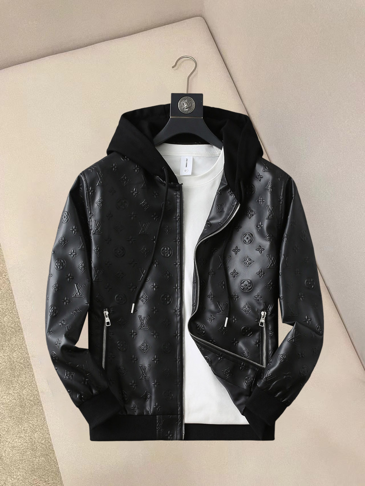 NO:132277,The same model on the official website of LV, released simultaneously!  2025 spring new men's jacket leather jacket, original single three-standard high-end version!  Customized fabrics for counters are breathable and comfortable, with impeccable details, and the brand element design concept reflects high quality. The feel is delicate and soft!  It is casually cut, with a great upper body style!  The maximum wear of 200 kilograms is M~3XL, and the height and weight are reported by orders.,,louis vuitton, jackets & coats, jackets & coats,leather jacket,alexander wang19860909LV 官网同款,同步发售！2025春季新款男士夹克皮衣外套,原单三标齐全高端版本！专柜定制面料 透气舒适度高,细节无可挑剔,品牌元素设计理念,体现高品质.手感细腻柔软！呈现休闲裁剪,上身版型超赞！码数M～3XL最大穿200斤,下单报身高体重.,,louis vuitton,jackets & coats,jackets & coats,leather jacket,alexander wang,Men's clothing