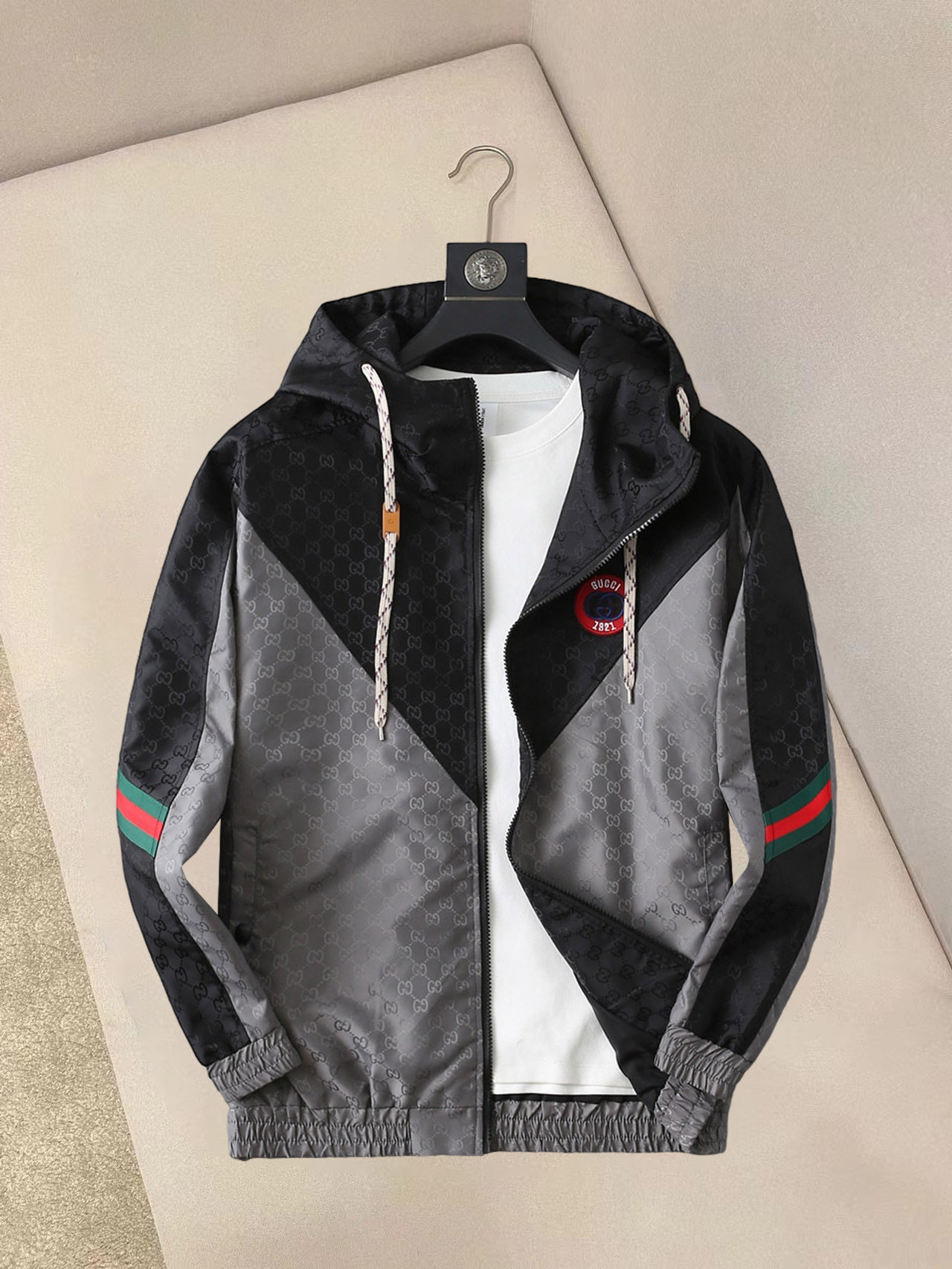 NO:132274,Guqi 2025 spring new jacket jacket, the new product on the show is perfect, comfortable and warm, the three standards are complete in color and full and attractive, and the very outstanding design easily advances the sense of fashion, the workmanship is extremely exquisite and rigorous, and the wiring is neat and meticulous!  A masterpiece of a big-name designer!  The upper body doesn't look bloated and super handsome!  Spot code M ~ XXXL,,jackets & coats,jackets & coats,alexander wang19860909古奇 2025春季新款夹克外套,秀场新品品相非常完美,舒适保暖,三标齐全色泽饱满诱人,非常出彩的设计,轻松将时髦感进阶,做工极为考究严谨,走线工整细致！大牌设计师巨作！上身不显臃肿、超级帅气！现货码数M ～ XXXL,,jackets & coats,jackets & coats,alexander wang,Men's clothing