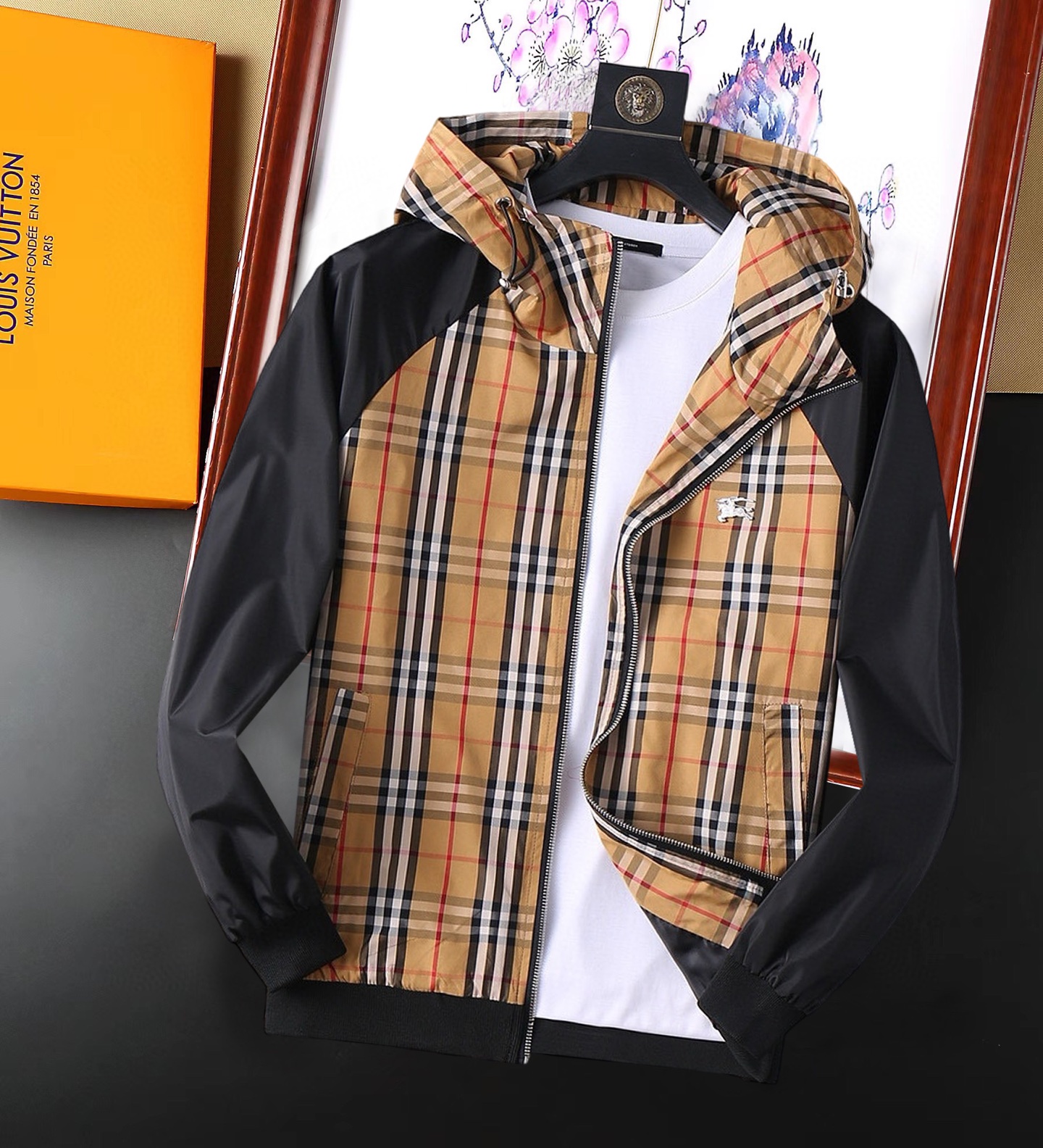 NO:128990,Burberry's new spring jacket 2025, the new product on the show is perfect, comfortable and warm, the three-standard complete colors and full and attractive, and the very outstanding design easily advances the sense of fashion. The workmanship is extremely exquisite and rigorous, and the wiring is neat and meticulous!  A masterpiece of a big-name designer!  The upper body doesn't look bloated and super handsome!  Spot code M ~ XXXL,,burberry,jackets & coats,jackets & coats,alexander wang19860909巴宝莉 2025开春新款夹克外套,秀场新品品相非常完美,舒适保暖,三标齐全色泽饱满诱人,非常出彩的设计,轻松将时髦感进阶,做工极为考究严谨,走线工整细致！大牌设计师巨作！上身不显臃肿、超级帅气！现货码数M ～ XXXL,,burberry,jackets & coats,jackets & coats,alexander wang,Men's clothing