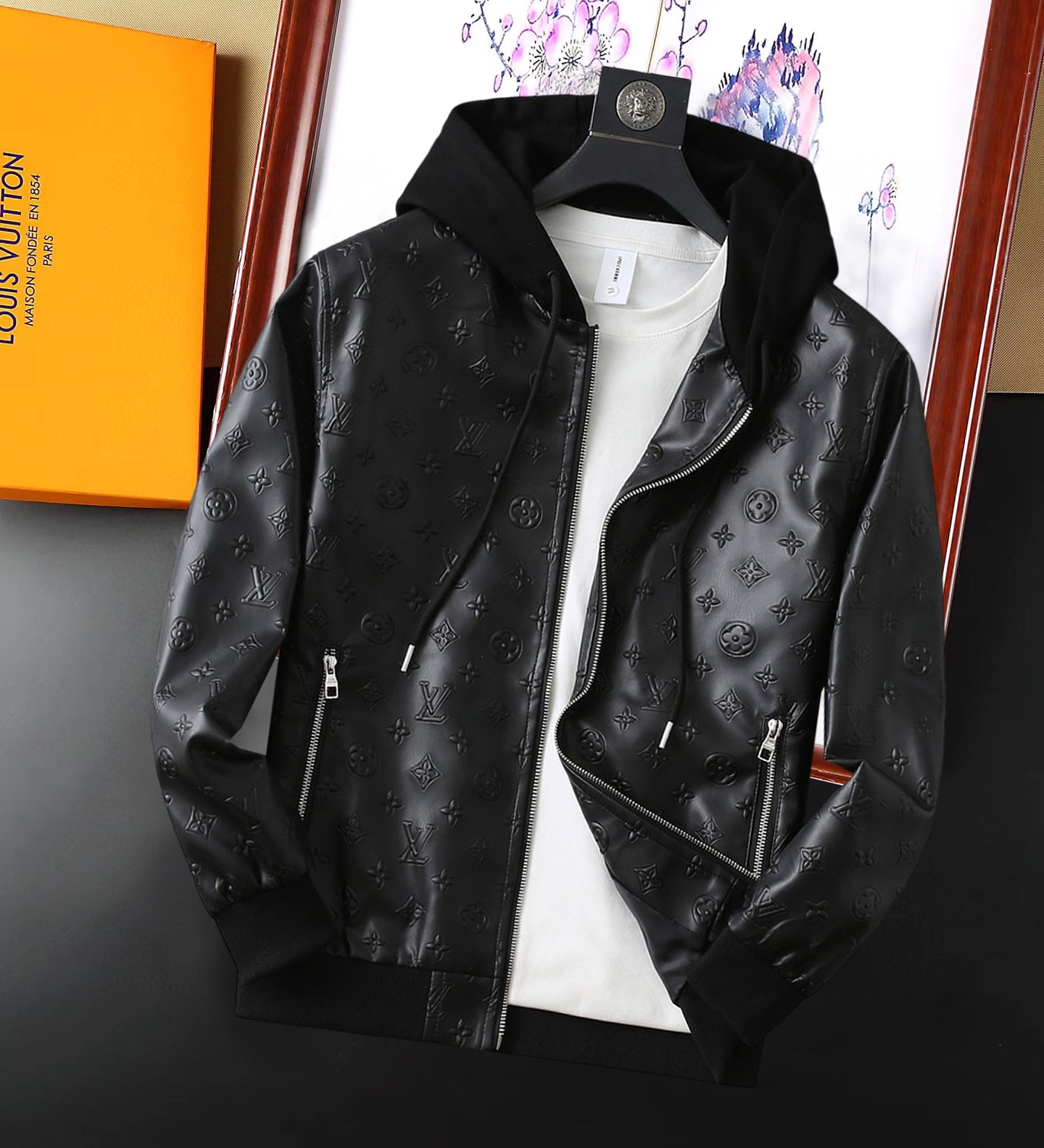 NO:128992,The same model on the official website of LV, released simultaneously!  2025 spring new men's jacket leather jacket, original single three-standard high-end version!  Customized fabrics for counters are breathable and comfortable, with impeccable details, and the brand element design concept reflects high quality. The feel is delicate and soft!  It is casually cut, with a great upper body style!  The maximum wear of 200 kilograms is M~3XL, and the height and weight are reported by orders.,,louis vuitton, jackets & coats, jackets & coats,leather jacket,alexander wang19860909LV 官网同款,同步发售！2025春季新款男士夹克皮衣外套,原单三标齐全高端版本！专柜定制面料 透气舒适度高,细节无可挑剔,品牌元素设计理念,体现高品质.手感细腻柔软！呈现休闲裁剪,上身版型超赞！码数M～3XL最大穿200斤,下单报身高体重.,,louis vuitton,jackets & coats,jackets & coats,leather jacket,alexander wang,Men's clothing
