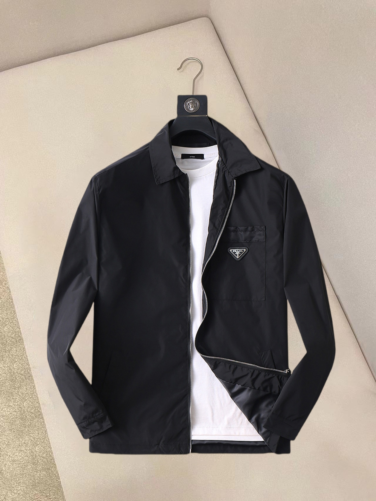 NO:132250,Prada's new spring jacket 2025, the new product on the show is perfect, comfortable and warm, the three-standard complete colors and full and attractive, and the very outstanding design easily advances the sense of fashion. The workmanship is extremely exquisite and rigorous, and the wiring is neat and meticulous!  A masterpiece of a big-name designer!  The upper body doesn't look bloated and super handsome!  Spot code M ~ XXXL,,prada,jackets & coats,jackets & coats,alexander wang19860909普拉达 2025春季新款夹克外套,秀场新品品相非常完美,舒适保暖,三标齐全色泽饱满诱人,非常出彩的设计,轻松将时髦感进阶,做工极为考究严谨,走线工整细致！大牌设计师巨作！上身不显臃肿、超级帅气！现货码数M ～ XXXL,,prada,jackets & coats,jackets & coats,alexander wang,Men's clothing