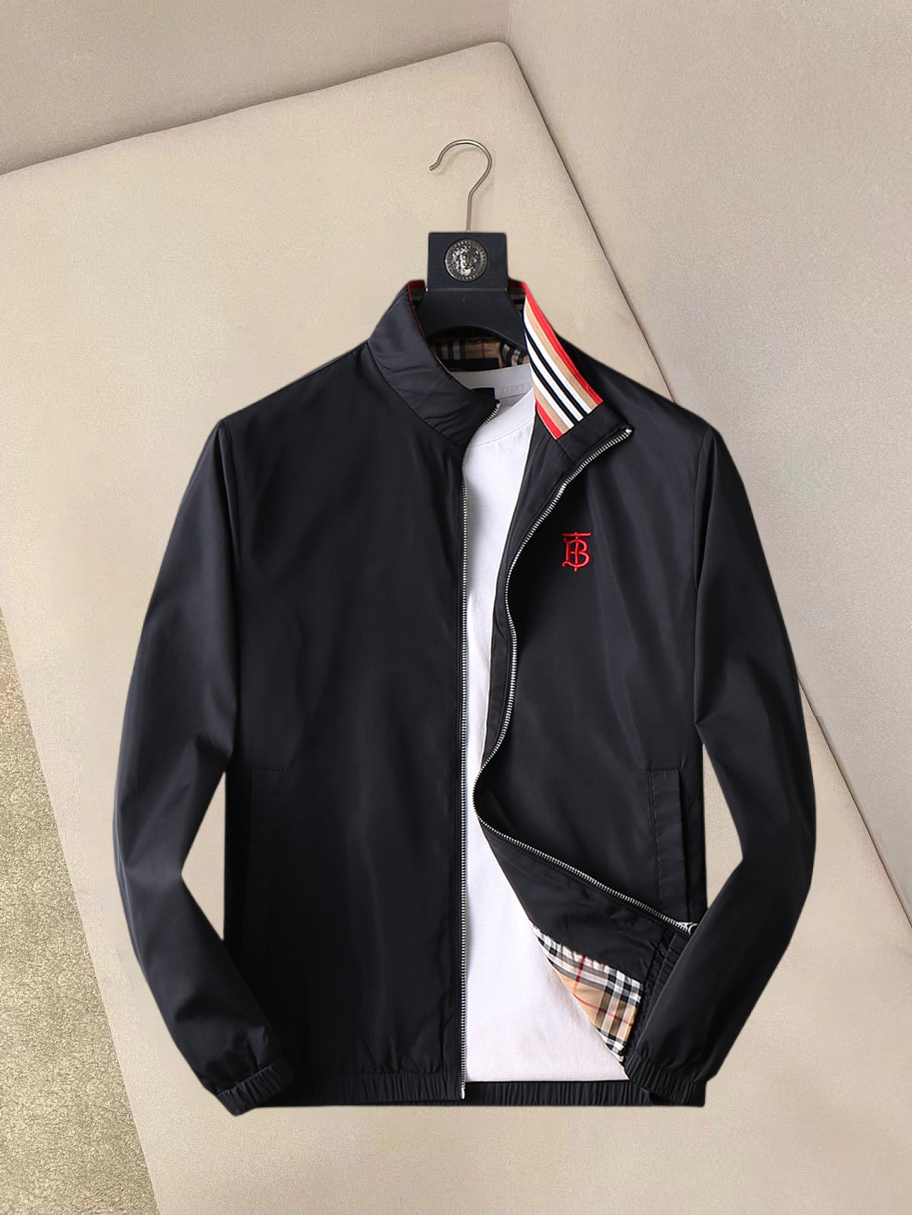 NO:132252,Burberry's new spring jacket for 2025, the new product on the show is perfect, comfortable and warm, the three-standard complete colors and full and attractive, and the very outstanding design easily advances the sense of fashion. The workmanship is extremely exquisite and rigorous, and the wiring is neat and meticulous!  A masterpiece of a big-name designer!  The upper body doesn't look bloated and super handsome!  Spot code M ~ XXXL,,burberry,jackets & coats,jackets & coats,alexander wang19860909巴宝莉 2025春季新款夹克外套,秀场新品品相非常完美,舒适保暖,三标齐全色泽饱满诱人,非常出彩的设计,轻松将时髦感进阶,做工极为考究严谨,走线工整细致！大牌设计师巨作！上身不显臃肿、超级帅气！现货码数M ～ XXXL,,burberry,jackets & coats,jackets & coats,alexander wang,Men's clothing