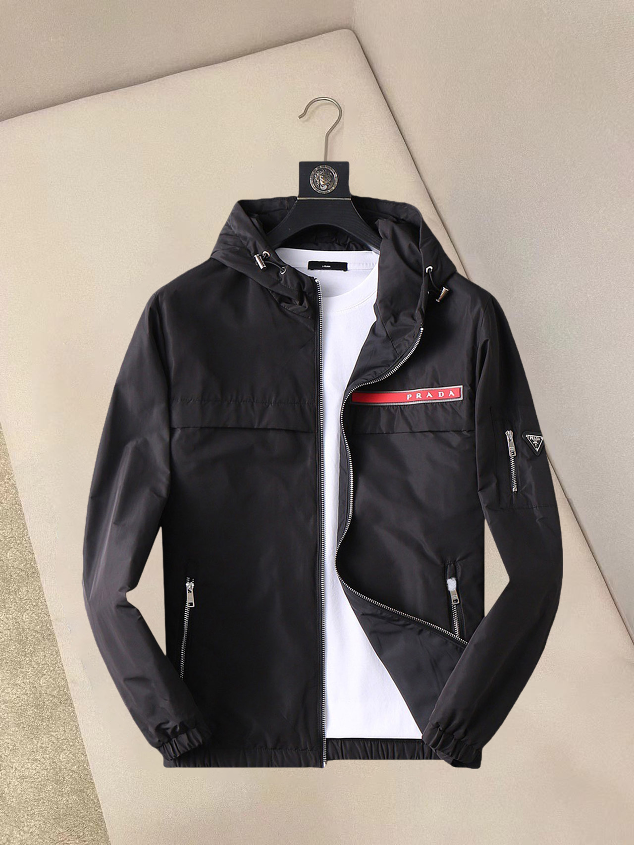 NO:132254,Prada's new spring jacket 2025, the new product on the show is perfect, comfortable and warm, the three standards have a complete color and full and attractive color, and the very outstanding design easily advances the sense of fashion, the workmanship is extremely exquisite and rigorous, and the wiring is neat and meticulous!  A masterpiece of a big-name designer!  The upper body doesn't look bloated and super handsome!  Spot code M ~ XXXL,,prada,jackets & coats,jackets & coats,alexander wang19860909普拉达 2025春季新款夹克外套,秀场新品品相非常完美,舒适保暖,三标齐全色泽饱满诱人,非常出彩的设计,轻松将时髦感进阶,做工极为考究严谨,走线工整细致！大牌设计师巨作！上身不显臃肿、超级帅气！现货码数M ～ XXXL,,prada,jackets & coats,jackets & coats,alexander wang,Men's clothing