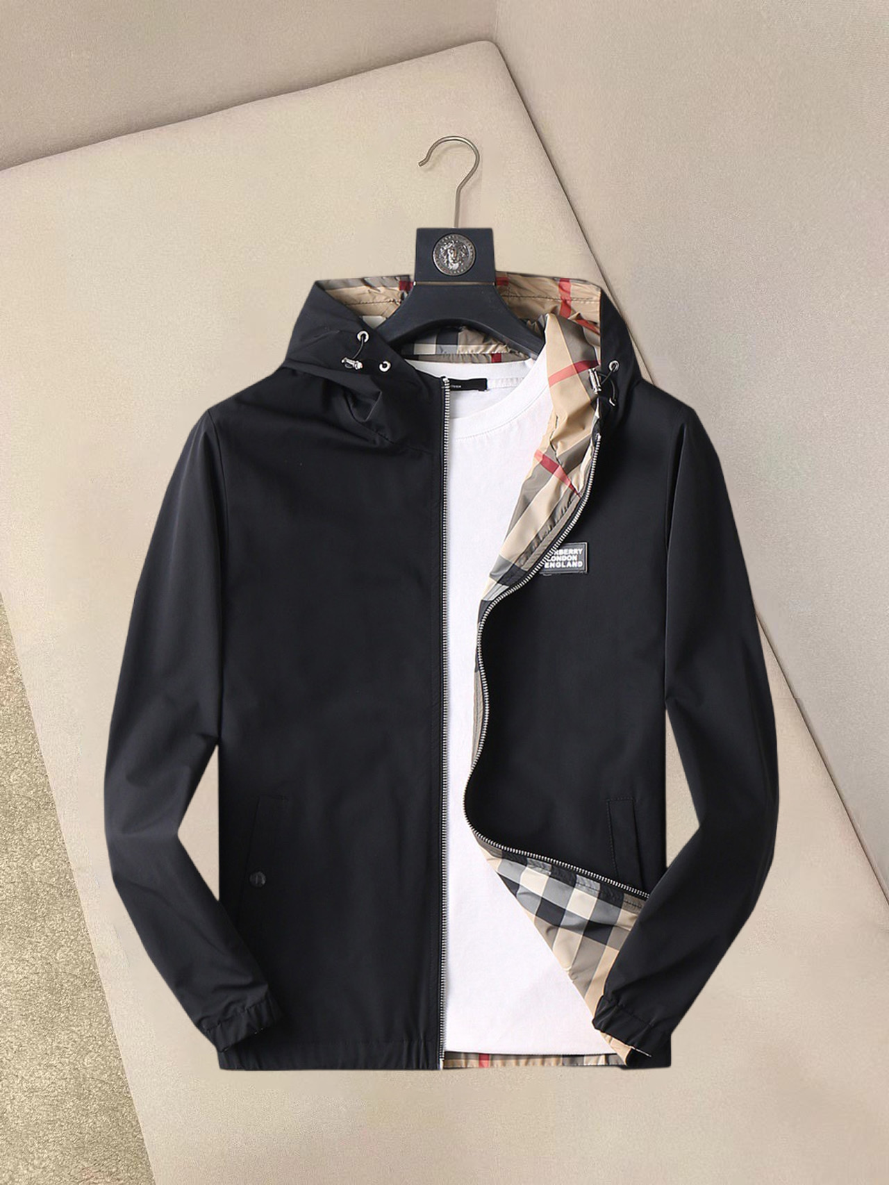 NO:132256,Burberry double-sided wear, 2025 spring new jacket jacket, the new product on the show is perfect, comfortable and warm, the three-standard complete colors and full and attractive, and the very outstanding design easily advances the sense of fashion, the workmanship is extremely exquisite and rigorous, and the wiring is neat and meticulous!  A masterpiece of a big-name designer!  The upper body doesn't look bloated and super handsome!  Spot code M ~ XXXL,,burberry,jackets & coats,jackets & coats,alexander wang19860909巴宝莉 双面穿,2025春季新款夹克外套,秀场新品品相非常完美,舒适保暖,三标齐全色泽饱满诱人,非常出彩的设计,轻松将时髦感进阶,做工极为考究严谨,走线工整细致！大牌设计师巨作！上身不显臃肿、超级帅气！现货码数M ～ XXXL,,burberry,jackets & coats,jackets & coats,alexander wang,Men's clothing