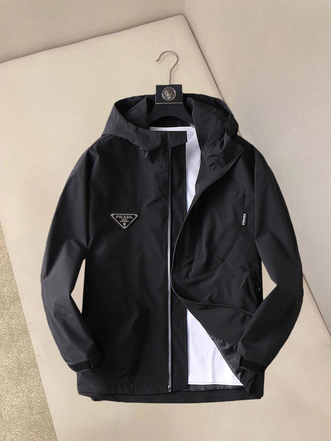 NO:132258,Prada's new spring jacket 2025, the new product on the show is perfect, comfortable and warm, the three-standard complete colors and full and attractive, and the very outstanding design easily advances the sense of fashion. The workmanship is extremely exquisite and rigorous, and the wiring is neat and meticulous!  A masterpiece of a big-name designer!  The upper body doesn't look bloated and super handsome!  Spot code M ~ XXXL,,prada,jackets & coats,jackets & coats,alexander wang19860909普拉达 2025春季新款夹克外套,秀场新品品相非常完美,舒适保暖,三标齐全色泽饱满诱人,非常出彩的设计,轻松将时髦感进阶,做工极为考究严谨,走线工整细致！大牌设计师巨作！上身不显臃肿、超级帅气！现货码数M ～ XXXL,,prada,jackets & coats,jackets & coats,alexander wang,Men's clothing