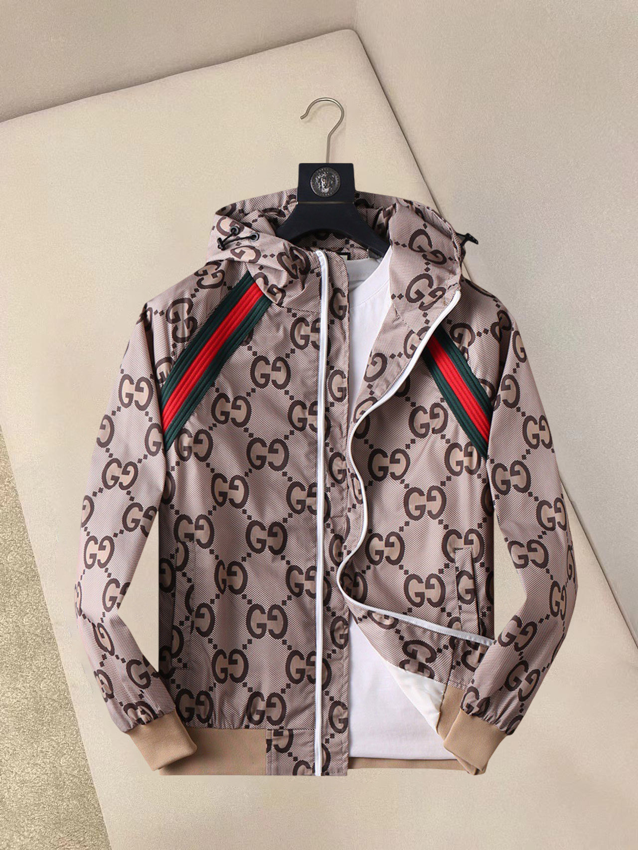 NO:132260,Guqi 2025 spring new jacket jacket, the new product on the show is perfect, comfortable and warm, the three standards are complete in color and full and attractive, and the very outstanding design easily advances the sense of fashion, the workmanship is extremely exquisite and rigorous, and the wiring is neat and meticulous!  A masterpiece of a big-name designer!  The upper body doesn't look bloated and super handsome!  Spot code M ~ XXXL,,jackets & coats,jackets & coats,alexander wang19860909古奇 2025春季新款夹克外套,秀场新品品相非常完美,舒适保暖,三标齐全色泽饱满诱人,非常出彩的设计,轻松将时髦感进阶,做工极为考究严谨,走线工整细致！大牌设计师巨作！上身不显臃肿、超级帅气！现货码数M ～ XXXL,,jackets & coats,jackets & coats,alexander wang,Men's clothing