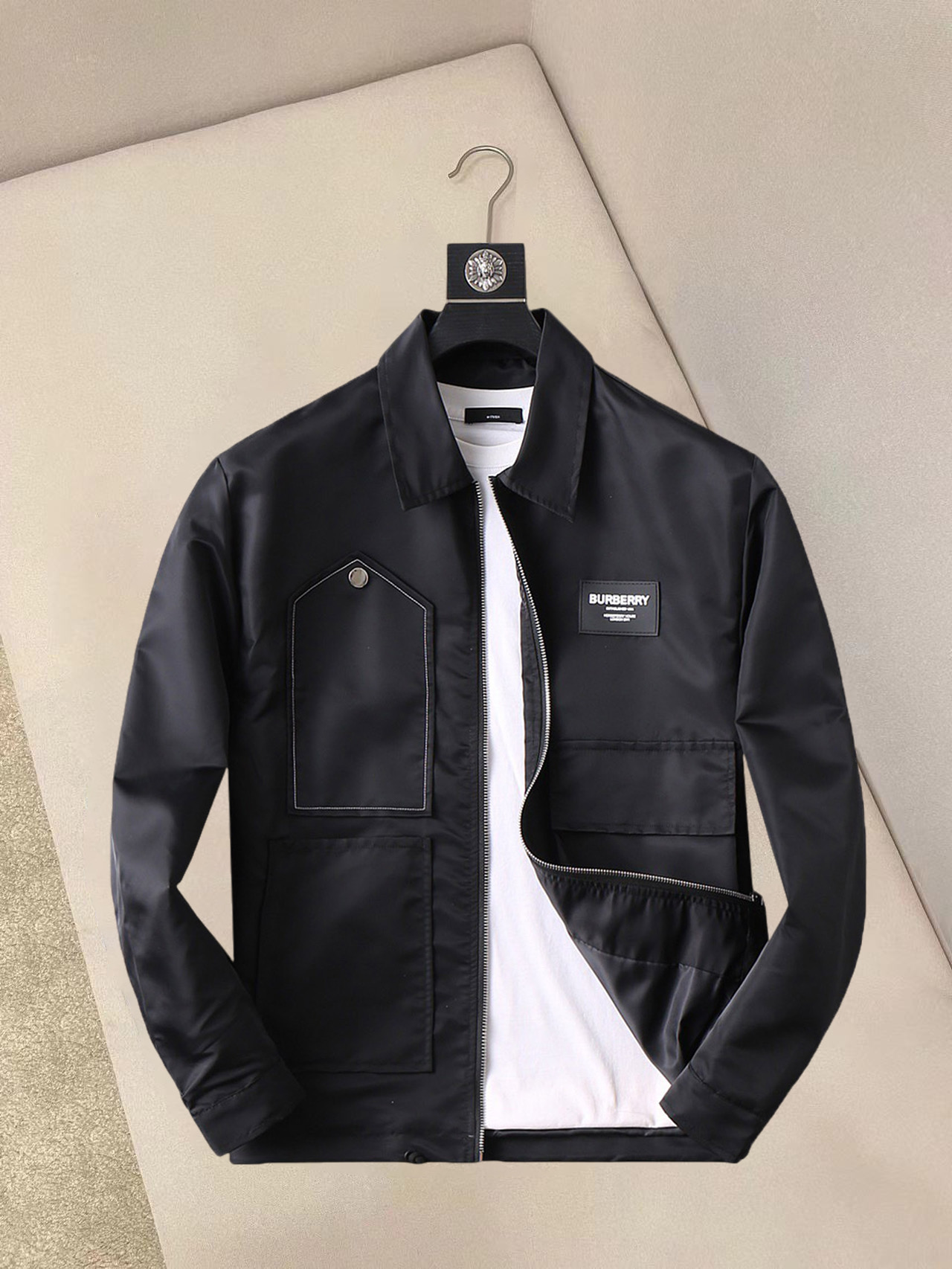 NO:132262,Burberry's new spring jacket for 2025, the new product on the show is perfect, comfortable and warm, the three-standard complete colors and full and attractive, and the very outstanding design easily advances the sense of fashion. The workmanship is extremely exquisite and rigorous, and the wiring is neat and meticulous!  A masterpiece of a big-name designer!  The upper body doesn't look bloated and super handsome!  Spot code M ~ XXXL,,burberry,jackets & coats,jackets & coats,alexander wang19860909巴宝莉 2025春季新款夹克外套,秀场新品品相非常完美,舒适保暖,三标齐全色泽饱满诱人,非常出彩的设计,轻松将时髦感进阶,做工极为考究严谨,走线工整细致！大牌设计师巨作！上身不显臃肿、超级帅气！现货码数M ～ XXXL,,burberry,jackets & coats,jackets & coats,alexander wang,Men's clothing