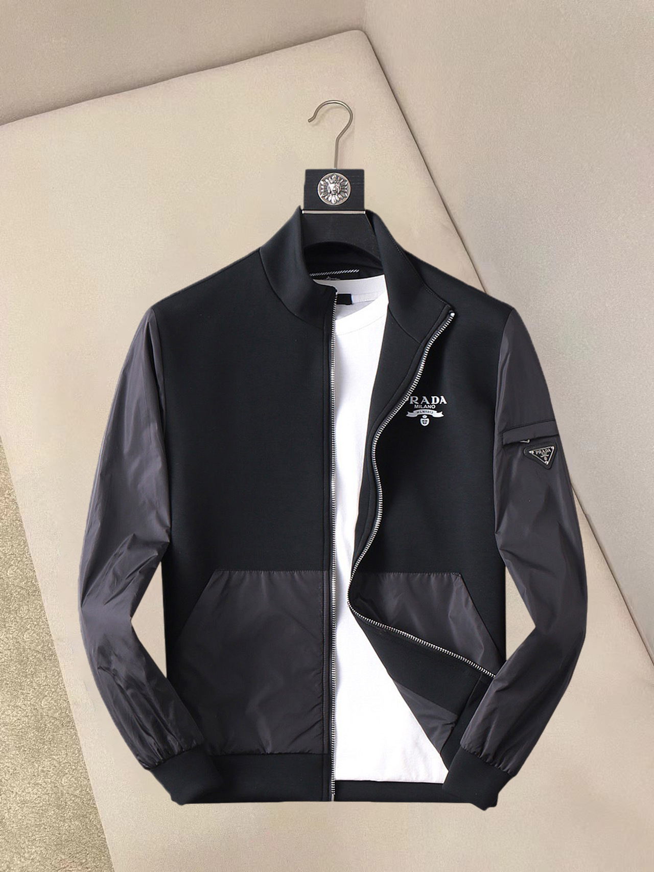 NO:132264,Prada's new spring jacket 2025, the new product on the show is perfect, comfortable and warm, the three standards have a complete color and full and attractive color, and the very outstanding design easily advances the sense of fashion, the workmanship is extremely exquisite and rigorous, and the wiring is neat and meticulous!  A masterpiece of a big-name designer!  The upper body doesn't look bloated and super handsome!  Spot code M ~ XXXL,,prada,jackets & coats,jackets & coats,alexander wang19860909普拉达 2025春季新款夹克外套,秀场新品品相非常完美,舒适保暖,三标齐全色泽饱满诱人,非常出彩的设计,轻松将时髦感进阶,做工极为考究严谨,走线工整细致！大牌设计师巨作！上身不显臃肿、超级帅气！现货码数M ～ XXXL,,prada,jackets & coats,jackets & coats,alexander wang,Men's clothing