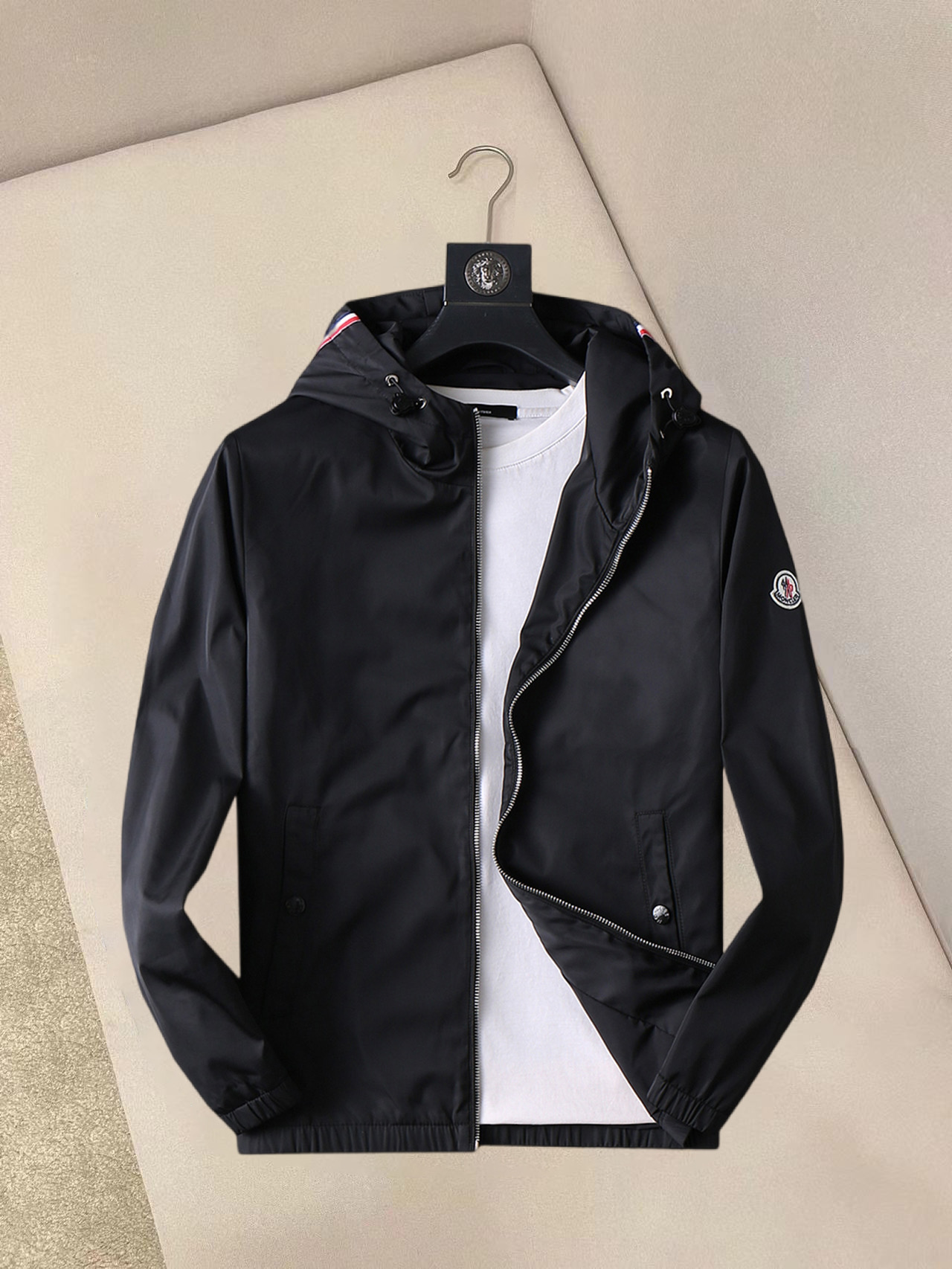 NO:132266,The new 2025 spring jacket, the new product on the show is perfect, comfortable and warm, the three-standard complete colors and full and attractive, and the very outstanding design easily advances the sense of fashion. The workmanship is extremely exquisite and rigorous, and the wiring is neat and meticulous!  A masterpiece of a big-name designer!  The upper body doesn't look bloated and super handsome!  Spot code M ~ XXXL,,Moncler,jackets & coats,jackets & coats,alexander wang19860909蒙口 2025春季新款夹克外套,秀场新品品相非常完美,舒适保暖,三标齐全色泽饱满诱人,非常出彩的设计,轻松将时髦感进阶,做工极为考究严谨,走线工整细致！大牌设计师巨作！上身不显臃肿、超级帅气！现货码数M ～ XXXL,,Moncler,jackets & coats,jackets & coats,alexander wang,Men's clothing