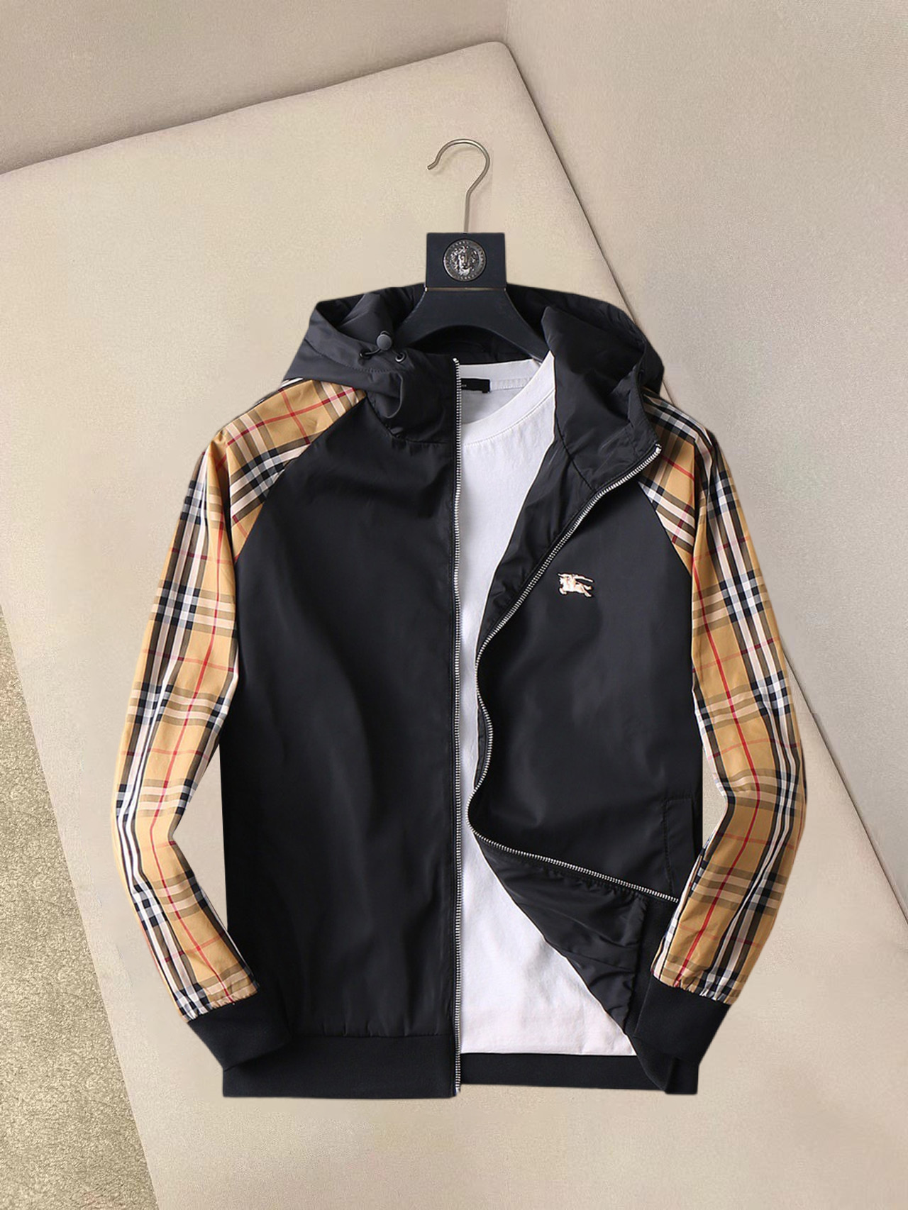 NO:132296,Burberry's new spring jacket for 2025, the new product on the show is perfect, comfortable and warm, the three-standard complete colors and full and attractive, and the very outstanding design easily advances the sense of fashion. The workmanship is extremely exquisite and rigorous, and the wiring is neat and meticulous!  A masterpiece of a big-name designer!  The upper body doesn't look bloated and super handsome!  Spot code M ~ XXXL,,burberry,jackets & coats,jackets & coats,alexander wang19860909巴宝莉 2025春季新款夹克外套,秀场新品品相非常完美,舒适保暖,三标齐全色泽饱满诱人,非常出彩的设计,轻松将时髦感进阶,做工极为考究严谨,走线工整细致！大牌设计师巨作！上身不显臃肿、超级帅气！现货码数M ～ XXXL,,burberry,jackets & coats,jackets & coats,alexander wang,Men's clothing