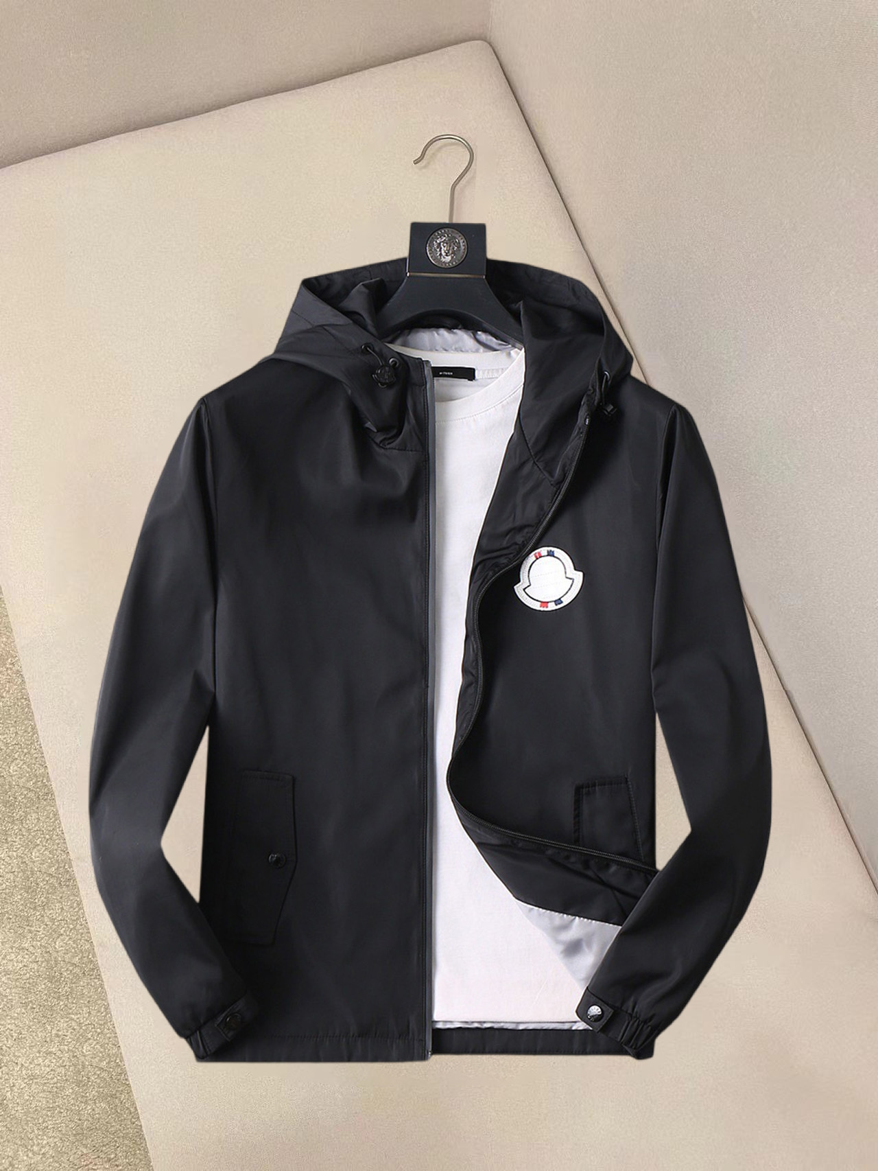 NO:132267,Prada's new spring jacket 2025, the new product on the show is perfect, comfortable and warm, the three-standard complete colors and full and attractive, and the very outstanding design easily advances the sense of fashion. The workmanship is extremely exquisite and rigorous, and the wiring is neat and meticulous!  A masterpiece of a big-name designer!  The upper body doesn't look bloated and super handsome!  Spot code M ~ XXXL,,prada,jackets & coats,jackets & coats,alexander wang19860909普拉达 2025春季新款夹克外套,秀场新品品相非常完美,舒适保暖,三标齐全色泽饱满诱人,非常出彩的设计,轻松将时髦感进阶,做工极为考究严谨,走线工整细致！大牌设计师巨作！上身不显臃肿、超级帅气！现货码数M ～ XXXL,,prada,jackets & coats,jackets & coats,alexander wang,Men's clothing