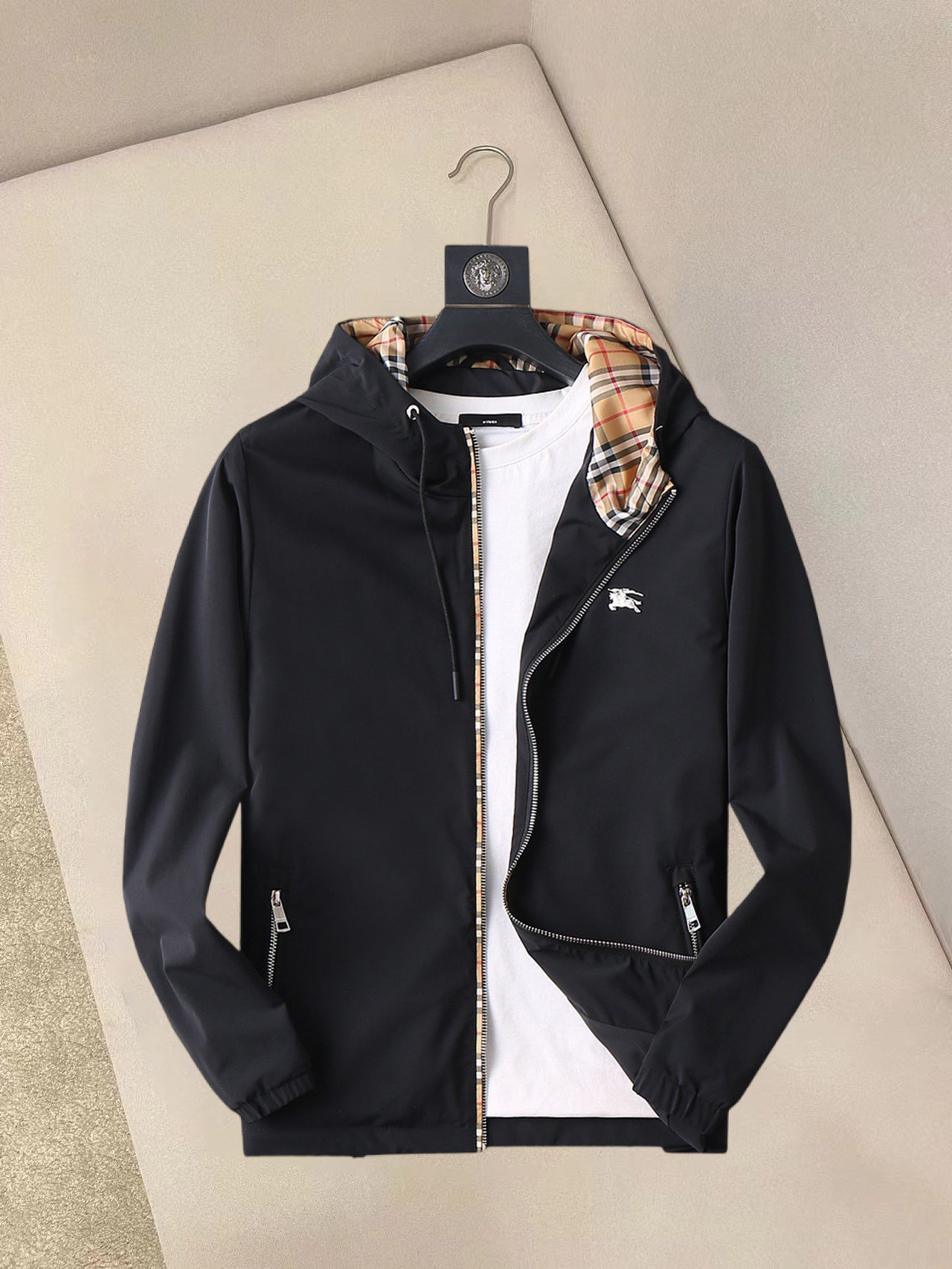 NO:132269,Burberry's new spring jacket for 2025, the new product on the show is perfect, comfortable and warm, the three-standard complete colors and full and attractive, and the very outstanding design easily advances the sense of fashion. The workmanship is extremely exquisite and rigorous, and the wiring is neat and meticulous!  A masterpiece of a big-name designer!  The upper body doesn't look bloated and super handsome!  Spot code M ~ XXXL,,burberry,jackets & coats,jackets & coats,alexander wang19860909巴宝莉 2025春季新款夹克外套,秀场新品品相非常完美,舒适保暖,三标齐全色泽饱满诱人,非常出彩的设计,轻松将时髦感进阶,做工极为考究严谨,走线工整细致！大牌设计师巨作！上身不显臃肿、超级帅气！现货码数M ～ XXXL,,burberry,jackets & coats,jackets & coats,alexander wang,Men's clothing