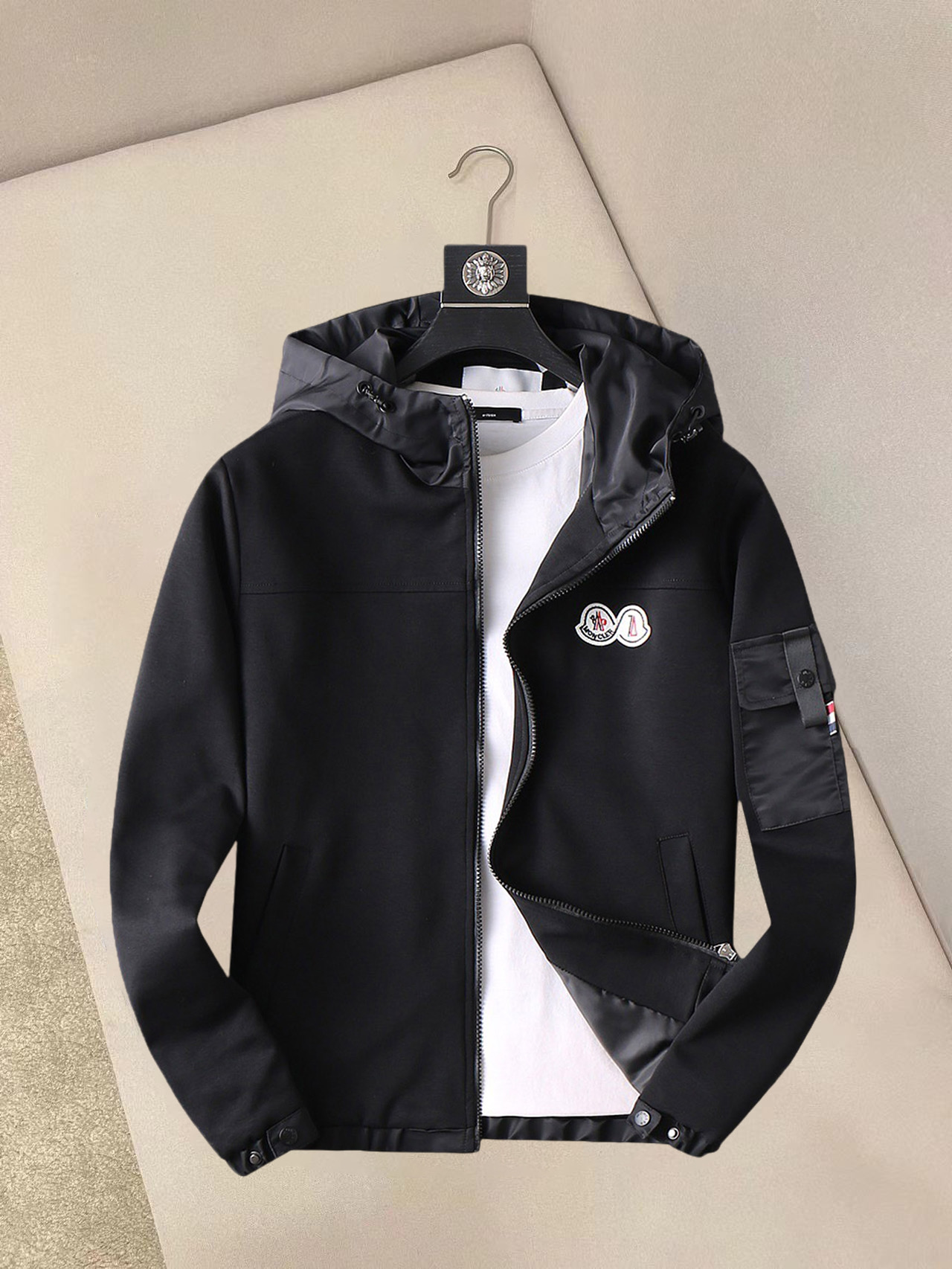 NO:132275,The new 2025 spring jacket, the new product on the show is perfect, comfortable and warm, the three-standard complete colors and full and attractive, and the very outstanding design easily advances the sense of fashion. The workmanship is extremely exquisite and rigorous, and the wiring is neat and meticulous!  A masterpiece of a big-name designer!  The upper body doesn't look bloated and super handsome!  Spot code M ~ XXXL,,Moncler,jackets & coats,jackets & coats,alexander wang19860909蒙口 2025春季新款夹克外套,秀场新品品相非常完美,舒适保暖,三标齐全色泽饱满诱人,非常出彩的设计,轻松将时髦感进阶,做工极为考究严谨,走线工整细致！大牌设计师巨作！上身不显臃肿、超级帅气！现货码数M ～ XXXL,,Moncler,jackets & coats,jackets & coats,alexander wang,Men's clothing