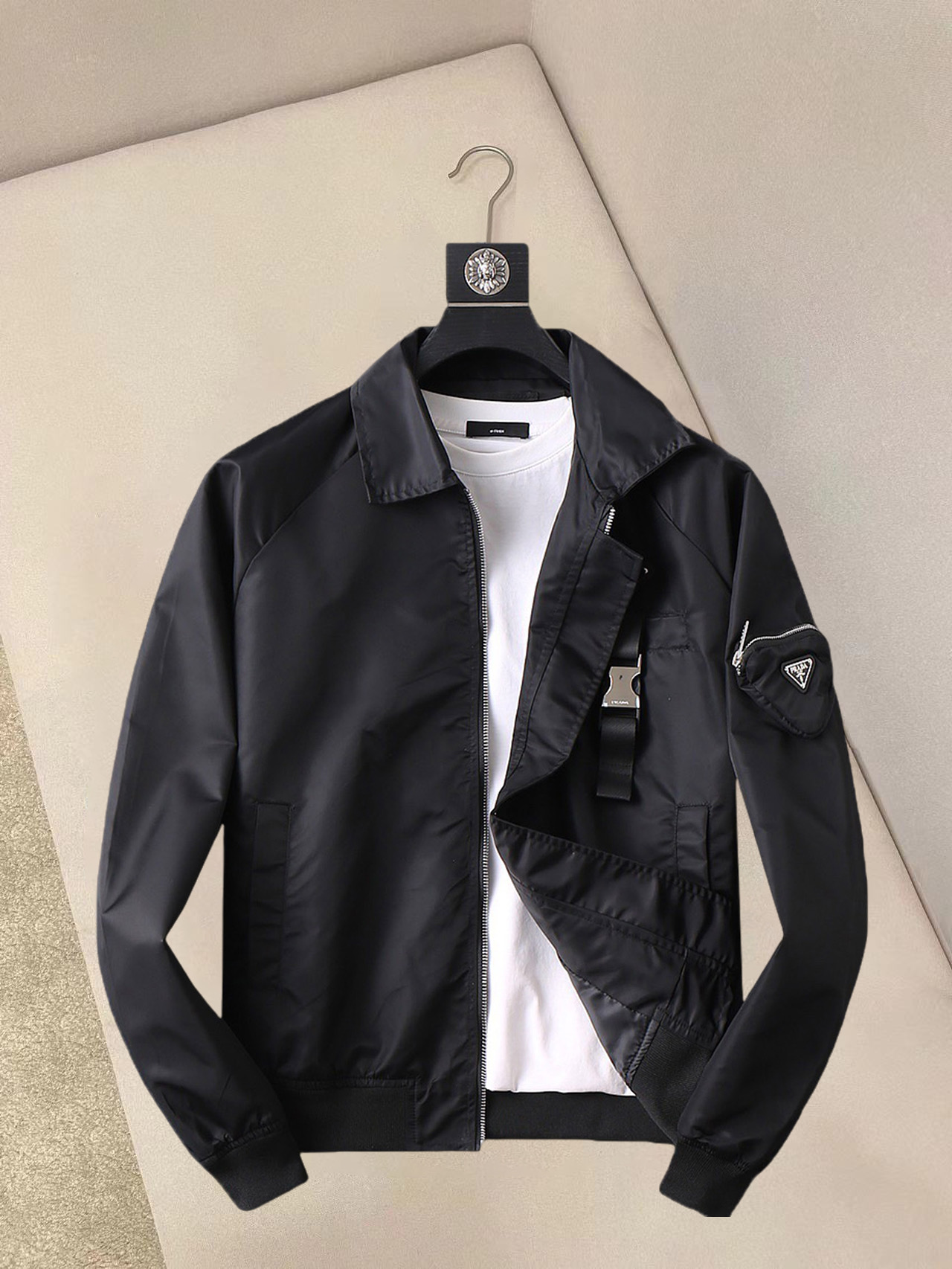 NO:132278,Prada's new spring jacket 2025, the new product on the show is perfect, comfortable and warm, the three standards have a complete color and full and attractive color, and the very outstanding design easily advances the sense of fashion, the workmanship is extremely exquisite and rigorous, and the wiring is neat and meticulous!  A masterpiece of a big-name designer!  The upper body doesn't look bloated and super handsome!  Spot code M ~ XXXL,,prada,jackets & coats,jackets & coats,alexander wang19860909普拉达 2025春季新款夹克外套,秀场新品品相非常完美,舒适保暖,三标齐全色泽饱满诱人,非常出彩的设计,轻松将时髦感进阶,做工极为考究严谨,走线工整细致！大牌设计师巨作！上身不显臃肿、超级帅气！现货码数M ～ XXXL,,prada,jackets & coats,jackets & coats,alexander wang,Men's clothing