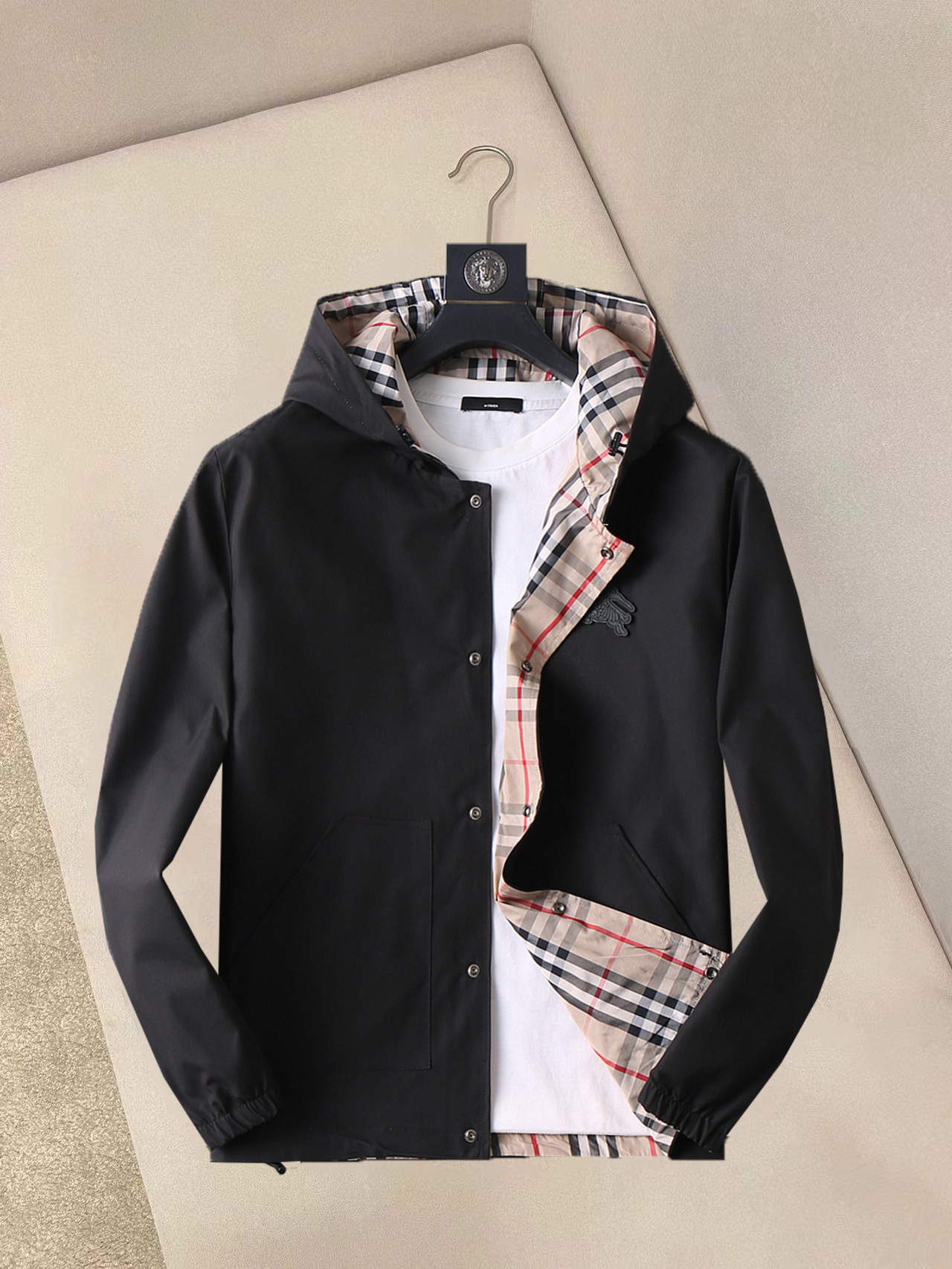 NO:132281,Burberry double-sided wear, 2025 spring new jacket jacket, the new product on the show is perfect, comfortable and warm, the three-standard complete colors and full and attractive, and the very outstanding design easily advances the sense of fashion, the workmanship is extremely exquisite and rigorous, and the wiring is neat and meticulous!  A masterpiece of a big-name designer!  The upper body doesn't look bloated and super handsome!  Spot code M ~ XXXL,,burberry,jackets & coats,jackets & coats,alexander wang19860909巴宝莉 双面穿,2025春季新款夹克外套,秀场新品品相非常完美,舒适保暖,三标齐全色泽饱满诱人,非常出彩的设计,轻松将时髦感进阶,做工极为考究严谨,走线工整细致！大牌设计师巨作！上身不显臃肿、超级帅气！现货码数M ～ XXXL,,burberry,jackets & coats,jackets & coats,alexander wang,Men's clothing