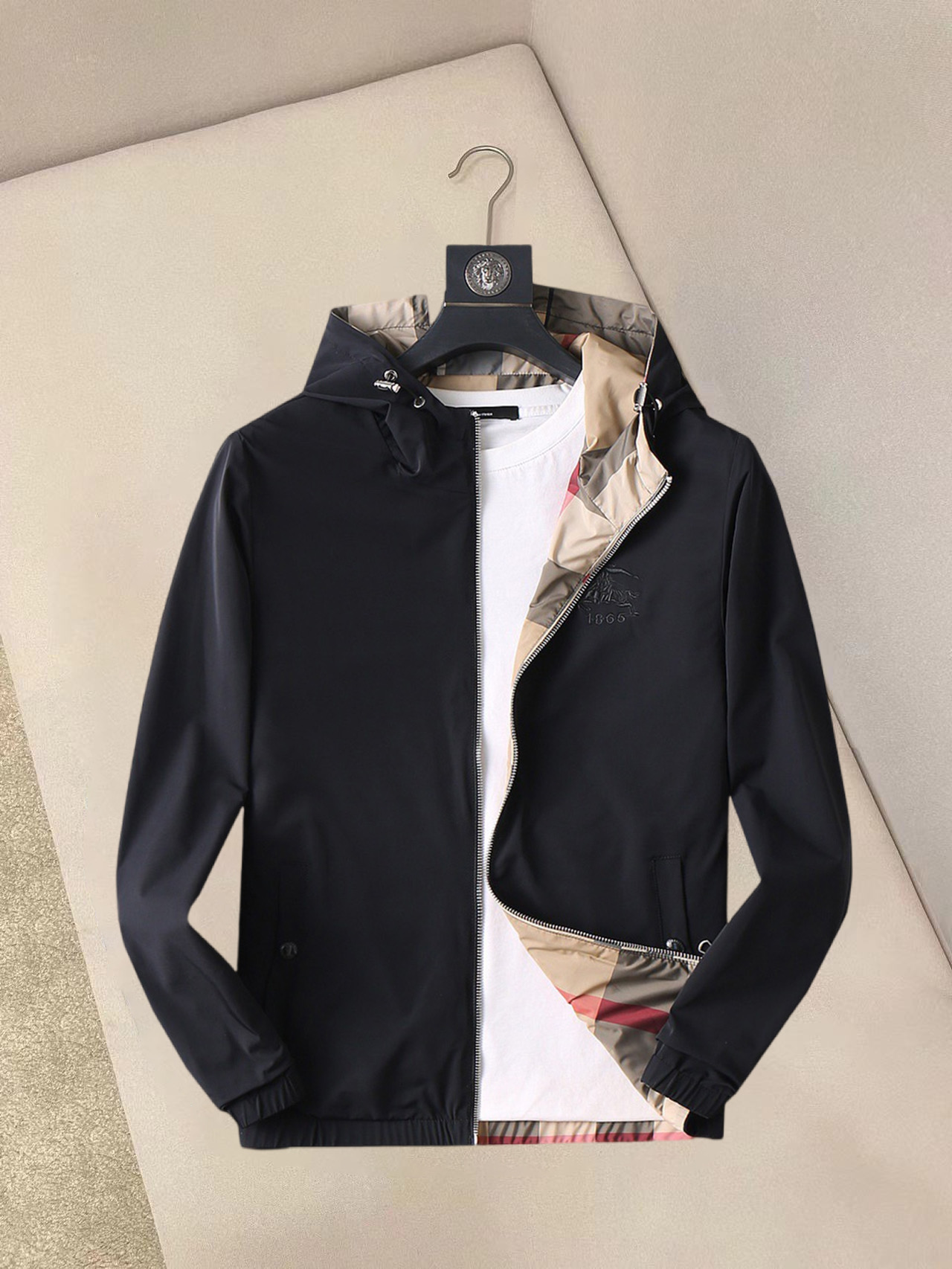 NO:132297,Burberry double-sided wear, 2025 spring new jacket jacket, the new product on the show is perfect, comfortable and warm, the three-standard complete colors and full and attractive, and the very outstanding design easily advances the sense of fashion, the workmanship is extremely exquisite and rigorous, and the wiring is neat and meticulous!  A masterpiece of a big-name designer!  The upper body doesn't look bloated and super handsome!  Spot code M ~ XXXL,,burberry,jackets & coats,jackets & coats,alexander wang19860909巴宝莉 双面穿,2025春季新款夹克外套,秀场新品品相非常完美,舒适保暖,三标齐全色泽饱满诱人,非常出彩的设计,轻松将时髦感进阶,做工极为考究严谨,走线工整细致！大牌设计师巨作！上身不显臃肿、超级帅气！现货码数M ～ XXXL,,burberry,jackets & coats,jackets & coats,alexander wang,Men's clothing