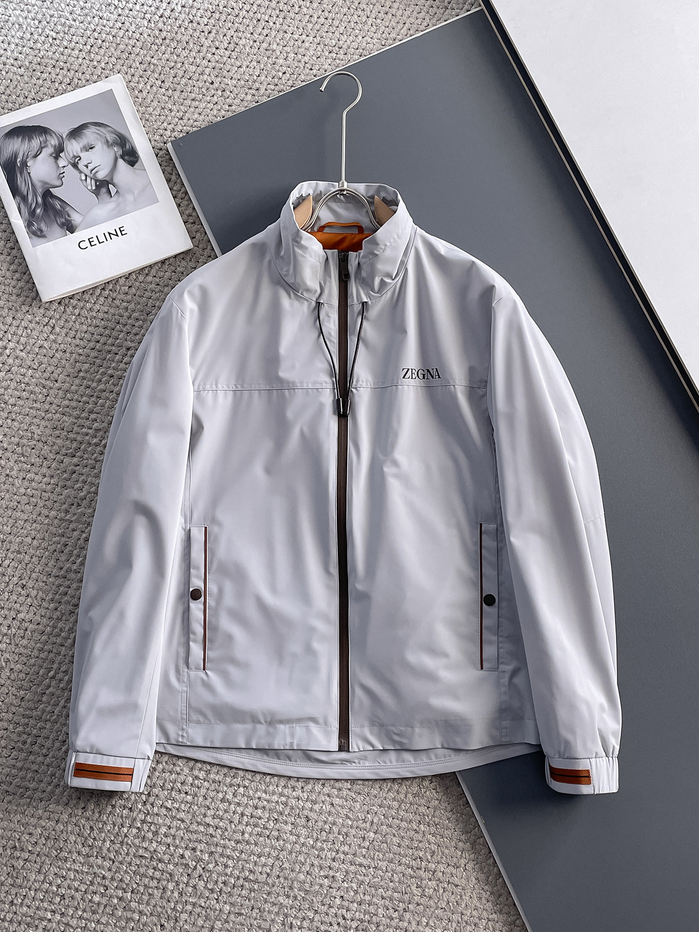 NO:122413,Jenia's new spring jacket for 2025, the new product on the show is perfect, comfortable and warm, the three standards have a complete color and full and attractive color, and the very outstanding design easily advances the sense of fashion, the workmanship is extremely exquisite and rigorous, and the wiring is neat and meticulous!  A masterpiece of a big-name designer!  The upper body doesn't look bloated and super handsome!  Spot code M ~ XXXL, zegna, jackets & coats, jackets & coats, alexander wang19860909杰尼亚 2025春季新款夹克外套,秀场新品品相非常完美,舒适保暖,三标齐全色泽饱满诱人,非常出彩的设计,轻松将时髦感进阶,做工极为考究严谨,走线工整细致！大牌设计师巨作！上身不显臃肿、超级帅气！现货码数M ～ XXXL,,zegna,jackets & coats,jackets & coats,alexander wang,Men's clothing