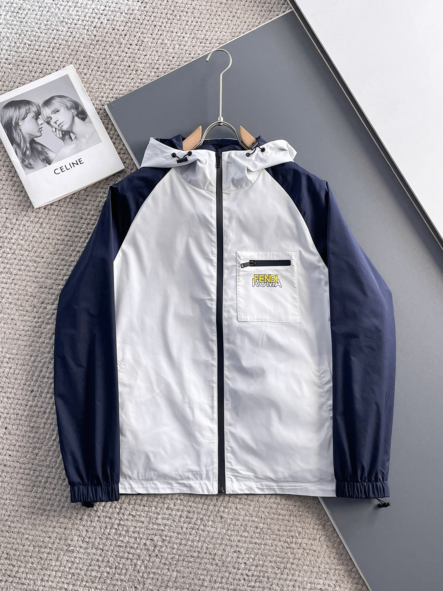 NO:122399,Fendi double-sided wear, 2025 spring new jacket jacket, the new product on the show is perfect, comfortable and warm, the three-standard complete colors and full and attractive, and the very outstanding design easily advances the sense of fashion, the workmanship is extremely exquisite and rigorous, and the wiring is neat and meticulous!  A masterpiece of a big-name designer!  The upper body doesn't look bloated and super handsome!  Spot code M ~ XXXL,,fendi,jackets & coats,jackets & coats,alexander wang19860909芬迪 双面穿,2025春季新款夹克外套,秀场新品品相非常完美,舒适保暖,三标齐全色泽饱满诱人,非常出彩的设计,轻松将时髦感进阶,做工极为考究严谨,走线工整细致！大牌设计师巨作！上身不显臃肿、超级帅气！现货码数M ～ XXXL,,fendi,jackets & coats,jackets & coats,alexander wang,Men's clothing