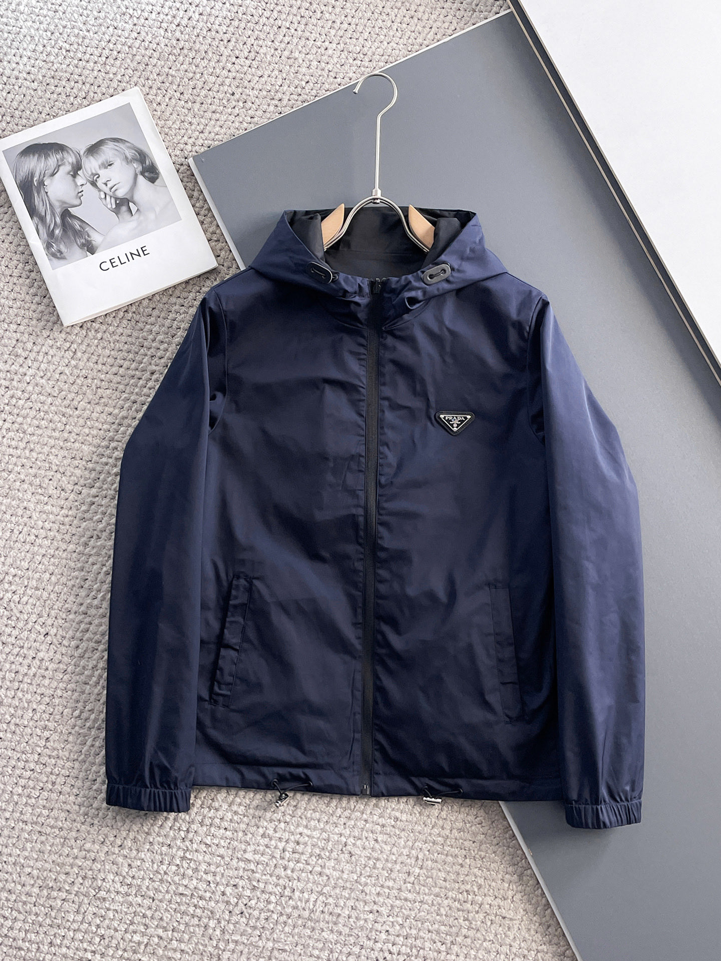 NO:122409,Prada double-sided wear, 2025 spring new jacket jacket, the new product on the show is perfect, comfortable and warm, the three-standard complete colors and full and attractive, and the very outstanding design easily advances the sense of fashion, the workmanship is extremely exquisite and rigorous, and the wiring is neat and meticulous!  A masterpiece of a big-name designer!  The upper body doesn't look bloated and super handsome!  Spot code M ~ XXXL,,prada,jackets & coats,jackets & coats,alexander wang19860909普拉达 双面穿,2025春季新款夹克外套,秀场新品品相非常完美,舒适保暖,三标齐全色泽饱满诱人,非常出彩的设计,轻松将时髦感进阶,做工极为考究严谨,走线工整细致！大牌设计师巨作！上身不显臃肿、超级帅气！现货码数M ～ XXXL,,prada,jackets & coats,jackets & coats,alexander wang,Men's clothing