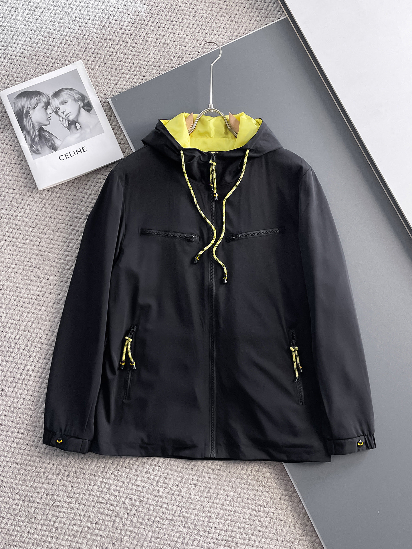 NO:122411,Fendi 2025 spring new jacket jacket, the new product on the show is perfect, comfortable and warm, the three standards are complete in color and full and attractive, and the very outstanding design easily advances the sense of fashion, the workmanship is extremely exquisite and rigorous, and the wiring is neat and meticulous!  A masterpiece of a big-name designer!  The upper body doesn't look bloated and super handsome!  Spot code M ~ XXXL,,fendi,jackets & coats,jackets & coats,alexander wang19860909芬迪 2025春季新款夹克外套,秀场新品品相非常完美,舒适保暖,三标齐全色泽饱满诱人,非常出彩的设计,轻松将时髦感进阶,做工极为考究严谨,走线工整细致！大牌设计师巨作！上身不显臃肿、超级帅气！现货码数M ～ XXXL,,fendi,jackets & coats,jackets & coats,alexander wang,Men's clothing