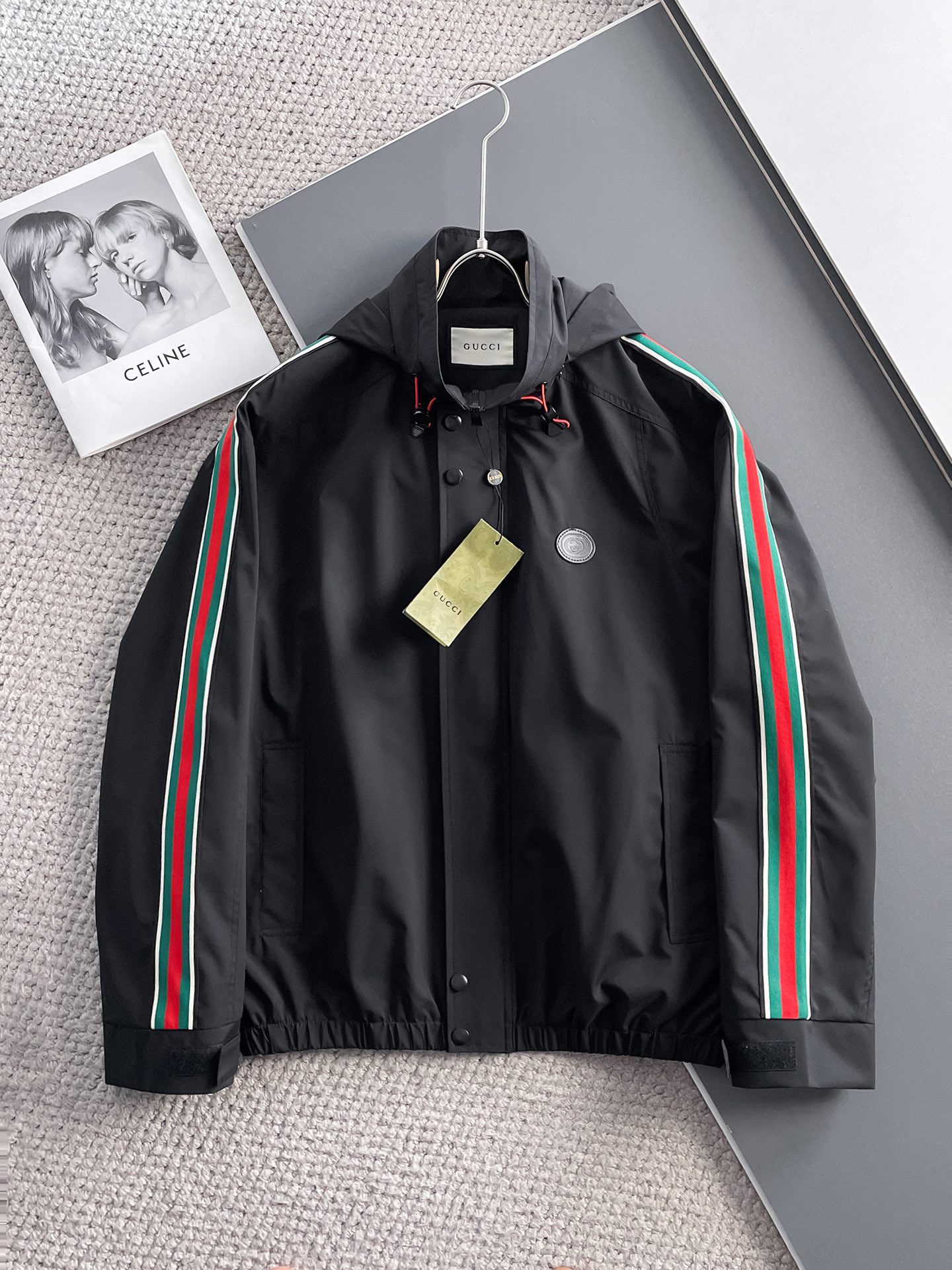 NO:122397,Guqi 2025 spring new jacket jacket, the new product on the show is perfect, comfortable and warm, the three standards are complete in color and full and attractive, and the very outstanding design easily advances the sense of fashion, the workmanship is extremely exquisite and rigorous, and the wiring is neat and meticulous!  A masterpiece of a big-name designer!  The upper body doesn't look bloated and super handsome!  Spot code M ~ XXXL,,jackets & coats,jackets & coats,alexander wang19860909古奇 2025春季新款夹克外套,秀场新品品相非常完美,舒适保暖,三标齐全色泽饱满诱人,非常出彩的设计,轻松将时髦感进阶,做工极为考究严谨,走线工整细致！大牌设计师巨作！上身不显臃肿、超级帅气！现货码数M ～ XXXL,,jackets & coats,jackets & coats,alexander wang,Men's clothing