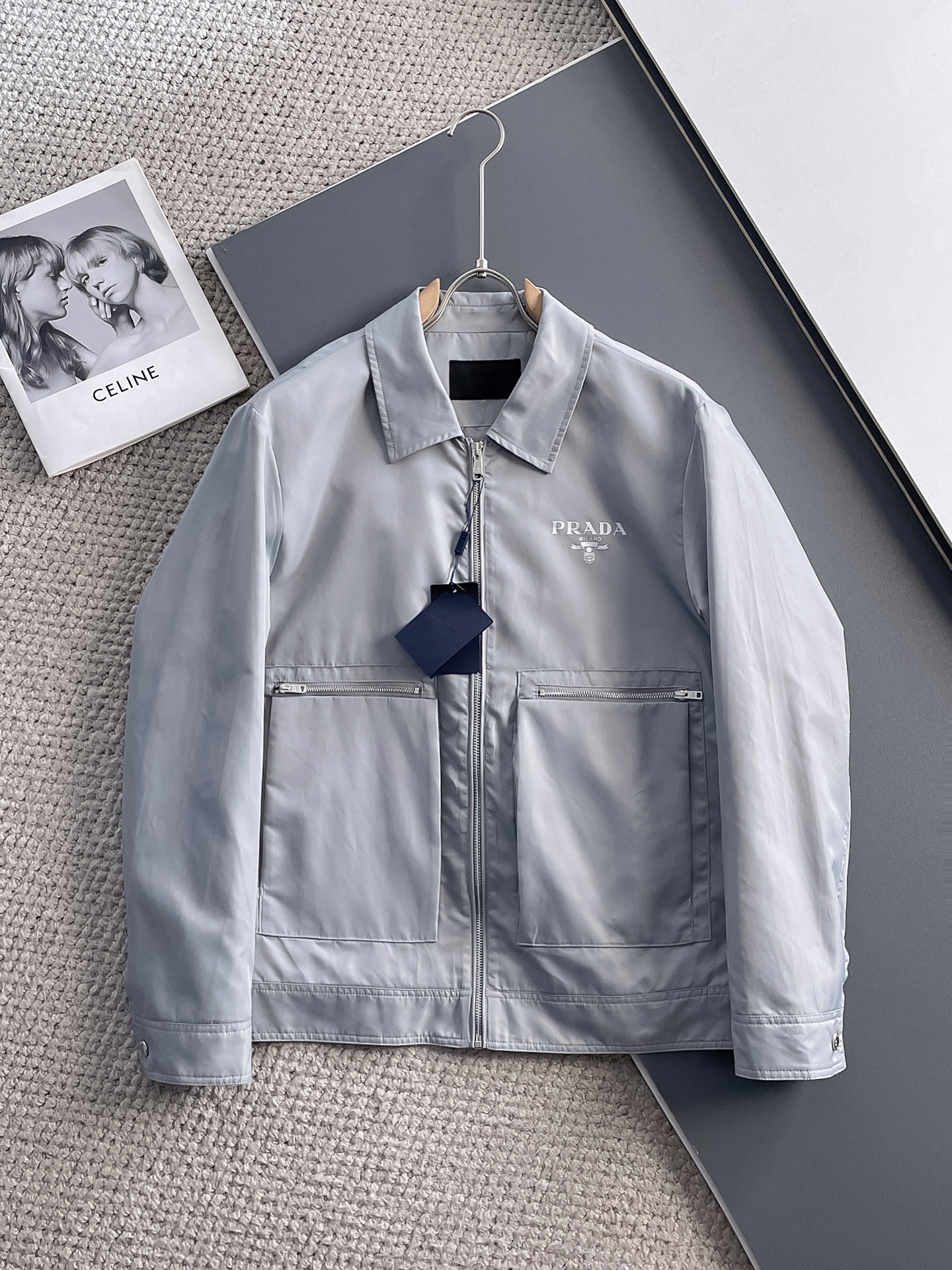 NO:122396,Prada's new spring jacket 2025, the new product on the show is perfect, comfortable and warm, the three standards have a complete color and full and attractive color, and the very outstanding design easily advances the sense of fashion, the workmanship is extremely exquisite and rigorous, and the wiring is neat and meticulous!  A masterpiece of a big-name designer!  The upper body doesn't look bloated and super handsome!  Spot code M ~ XXXL,,prada,jackets & coats,jackets & coats,alexander wang19860909普拉达 2025春季新款夹克外套,秀场新品品相非常完美,舒适保暖,三标齐全色泽饱满诱人,非常出彩的设计,轻松将时髦感进阶,做工极为考究严谨,走线工整细致！大牌设计师巨作！上身不显臃肿、超级帅气！现货码数M ～ XXXL,,prada,jackets & coats,jackets & coats,alexander wang,Men's clothing