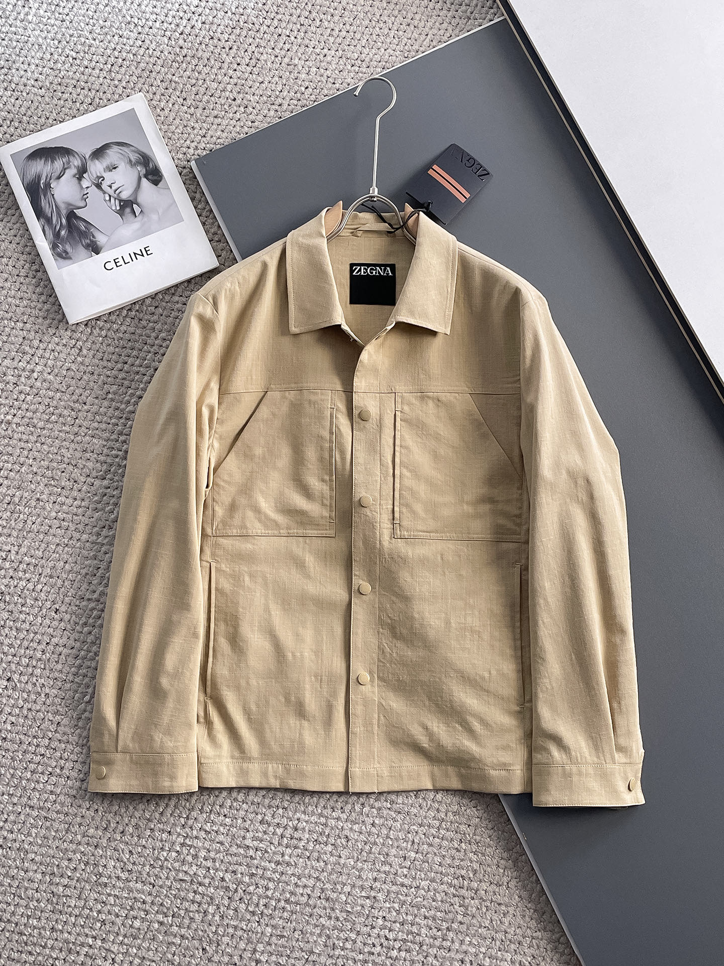 NO:122398,Jenia's new spring jacket for 2025, the new product on the show is perfect, comfortable and warm, the three standards have a complete color and full and attractive color, and the very outstanding design easily advances the sense of fashion, the workmanship is extremely exquisite and rigorous, and the wiring is neat and meticulous!  A masterpiece of a big-name designer!  The upper body doesn't look bloated and super handsome!  Spot code M ~ XXXL, zegna, jackets & coats, jackets & coats, alexander wang19860909杰尼亚 2025春季新款夹克外套,秀场新品品相非常完美,舒适保暖,三标齐全色泽饱满诱人,非常出彩的设计,轻松将时髦感进阶,做工极为考究严谨,走线工整细致！大牌设计师巨作！上身不显臃肿、超级帅气！现货码数M ～ XXXL,,zegna,jackets & coats,jackets & coats,alexander wang,Men's clothing