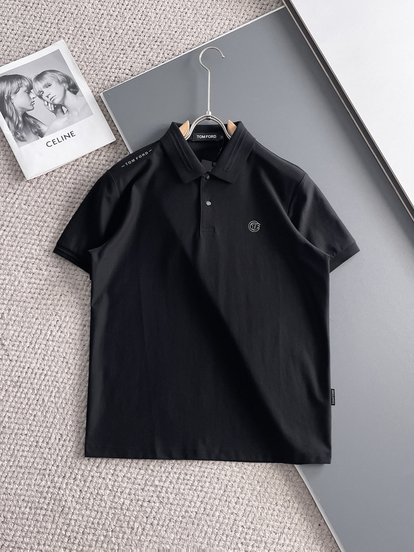 NO:140599,Tom Ford High-end Business White-collar workers are a must-have item for individuals in the unit!  Seizure-free pressed gel ice silk casual business short-sleeved Polo, technology fabric, ice silk traceless, very good body feel, smooth feel and great texture!  Good elasticity, no sense of restraint, the fabric has its own breathable mesh, moisture absorption and sweating, quick drying and keeping it dry, small lapel placket-breasted design, showing a straight posture, not soft pedal, simple style, can be used for business and leisure, highly recommended!  High-elastic ice silk, the touch is as smooth as jade silk, clean and neat, and elegant and gentlemanly. The high-end materials are the key to the fabric, the quality control must be used. The feel is extremely delicate and smooth, the fabric has a good gloss and upper body skeleton feel, so we can greet mature and quality men's clothing!  Sweat in summer and dry instantly, a brand new experience Business commuting and leisure M-4XL, T-shirt, alexander wang19860909汤姆福特 高端商务 白领 单位人士必入单品！ 无痕压胶冰丝休闲商务短袖Polo,科技面料,冰丝无痕,体感非常棒,手感顺滑质感很棒！弹性好,无任何束缚感,面料自带透气网孔,吸湿排汗,速干保持干爽,小翻领门襟排扣设计,展露挺拔姿态,不软踏,简约款式,商务休闲都可驾驭,强烈推荐！高弹冰丝,触感堪比玉蚕丝一样丝滑,干净利落,儒雅绅士风度.高级材质,重点就是面料上,品控的必上,手感极其细腻光滑,面料光泽感和上身骨架感好,打招成熟品质男装！夏天出汗秒干,全新体验 商务通勤休闲 M-4XL,,T-shirt,alexander wang,Men's clothing