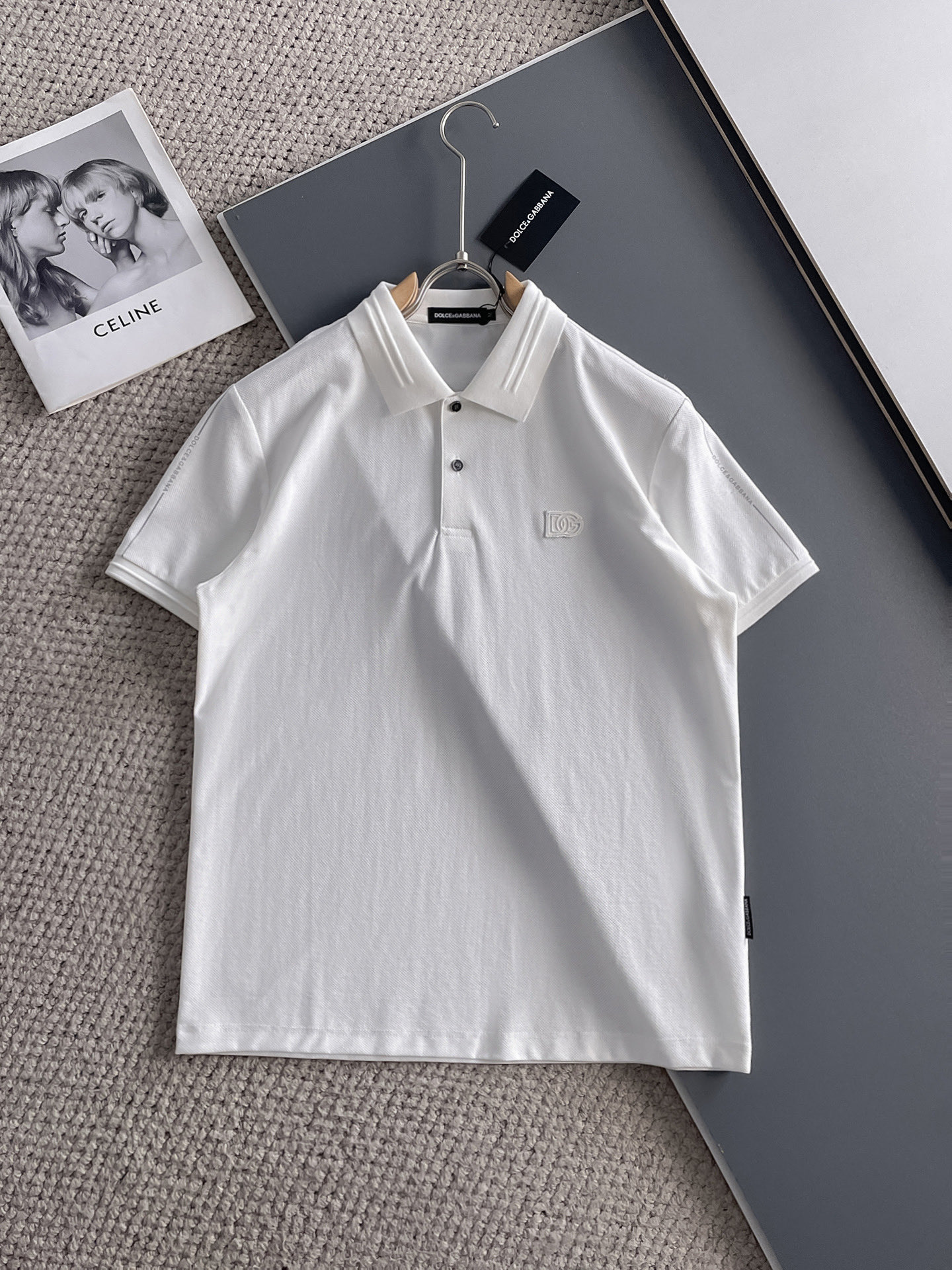 NO:140595,DG High-end Business White-collar workers are a must-have item for individuals in the unit!  Seizure-free pressed gel ice silk casual business short-sleeved Polo, technology fabric, ice silk traceless, very good body feel, smooth feel and great texture!  Good elasticity, no sense of restraint, the fabric has its own breathable mesh, moisture absorption and sweating, quick drying and keeping it dry, small lapel placket-breasted design, showing a straight posture, not soft pedal, simple style, can be used for business and leisure, highly recommended!  High-elastic ice silk, the touch is as smooth as jade silk, clean and neat, and elegant and gentlemanly. The high-end materials are the key to the fabric, the quality control must be used. The feel is extremely delicate and smooth, the fabric has a good gloss and upper body skeleton feel, so we can greet mature and quality men's clothing!  Sweat in summer and dry in seconds, a brand new experience Business commuting and leisure M-4XL, Dolce & Gabbana, T-shirt, alexander wang19860909DG 高端商务 白领 单位人士必入单品！ 无痕压胶冰丝休闲商务短袖Polo,科技面料,冰丝无痕,体感非常棒,手感顺滑质感很棒！弹性好,无任何束缚感,面料自带透气网孔,吸湿排汗,速干保持干爽,小翻领门襟排扣设计,展露挺拔姿态,不软踏,简约款式,商务休闲都可驾驭,强烈推荐！高弹冰丝,触感堪比玉蚕丝一样丝滑,干净利落,儒雅绅士风度.高级材质,重点就是面料上,品控的必上,手感极其细腻光滑,面料光泽感和上身骨架感好,打招成熟品质男装！夏天出汗秒干,全新体验 商务通勤休闲 M-4XL,,Dolce&Gabbana,T-shirt,alexander wang,Men's clothing