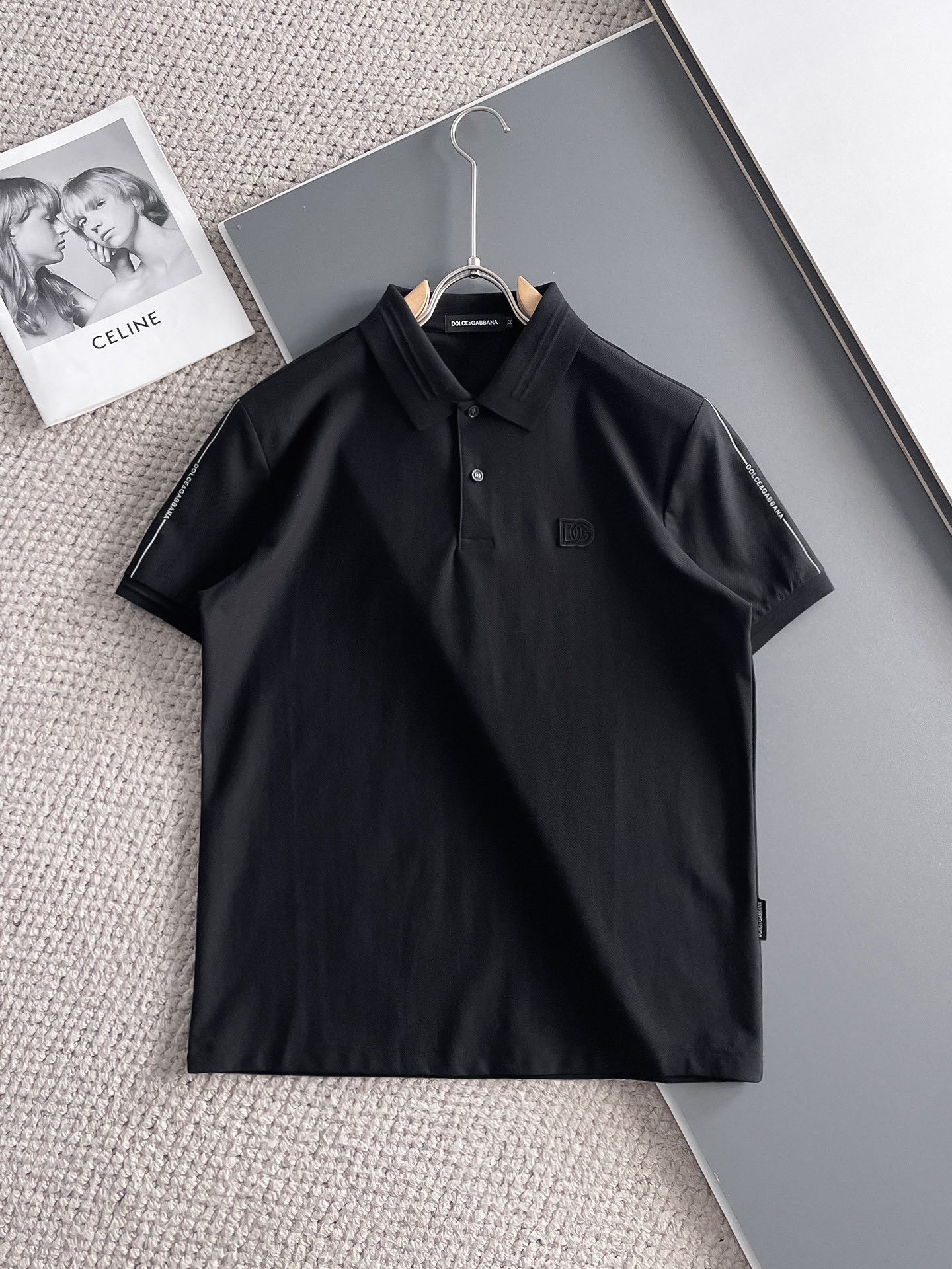 NO:140562,DG High-end Business White-collar workers are a must-have item for individuals in the unit!  Seizure-free pressed gel ice silk casual business short-sleeved Polo, technology fabric, ice silk traceless, very good body feel, smooth feel and great texture!  Good elasticity, no sense of restraint, the fabric has its own breathable mesh, moisture absorption and sweating, quick drying and keeping it dry, small lapel placket-breasted design, showing a straight posture, not soft pedal, simple style, can be used for business and leisure, highly recommended!  High-elastic ice silk, the touch is as smooth as jade silk, clean and neat, and elegant and gentlemanly. The high-end materials are the key to the fabric, the quality control must be used. The feel is extremely delicate and smooth, the fabric has a good gloss and upper body skeleton feel, so we can greet mature and quality men's clothing!  Sweat in summer and dry in seconds, a brand new experience Business commuting and leisure M-4XL, Dolce & Gabbana, T-shirt, alexander wang19860909DG 高端商务 白领 单位人士必入单品！ 无痕压胶冰丝休闲商务短袖Polo,科技面料,冰丝无痕,体感非常棒,手感顺滑质感很棒！弹性好,无任何束缚感,面料自带透气网孔,吸湿排汗,速干保持干爽,小翻领门襟排扣设计,展露挺拔姿态,不软踏,简约款式,商务休闲都可驾驭,强烈推荐！高弹冰丝,触感堪比玉蚕丝一样丝滑,干净利落,儒雅绅士风度.高级材质,重点就是面料上,品控的必上,手感极其细腻光滑,面料光泽感和上身骨架感好,打招成熟品质男装！夏天出汗秒干,全新体验 商务通勤休闲 M-4XL,,Dolce&Gabbana,T-shirt,alexander wang,Men's clothing