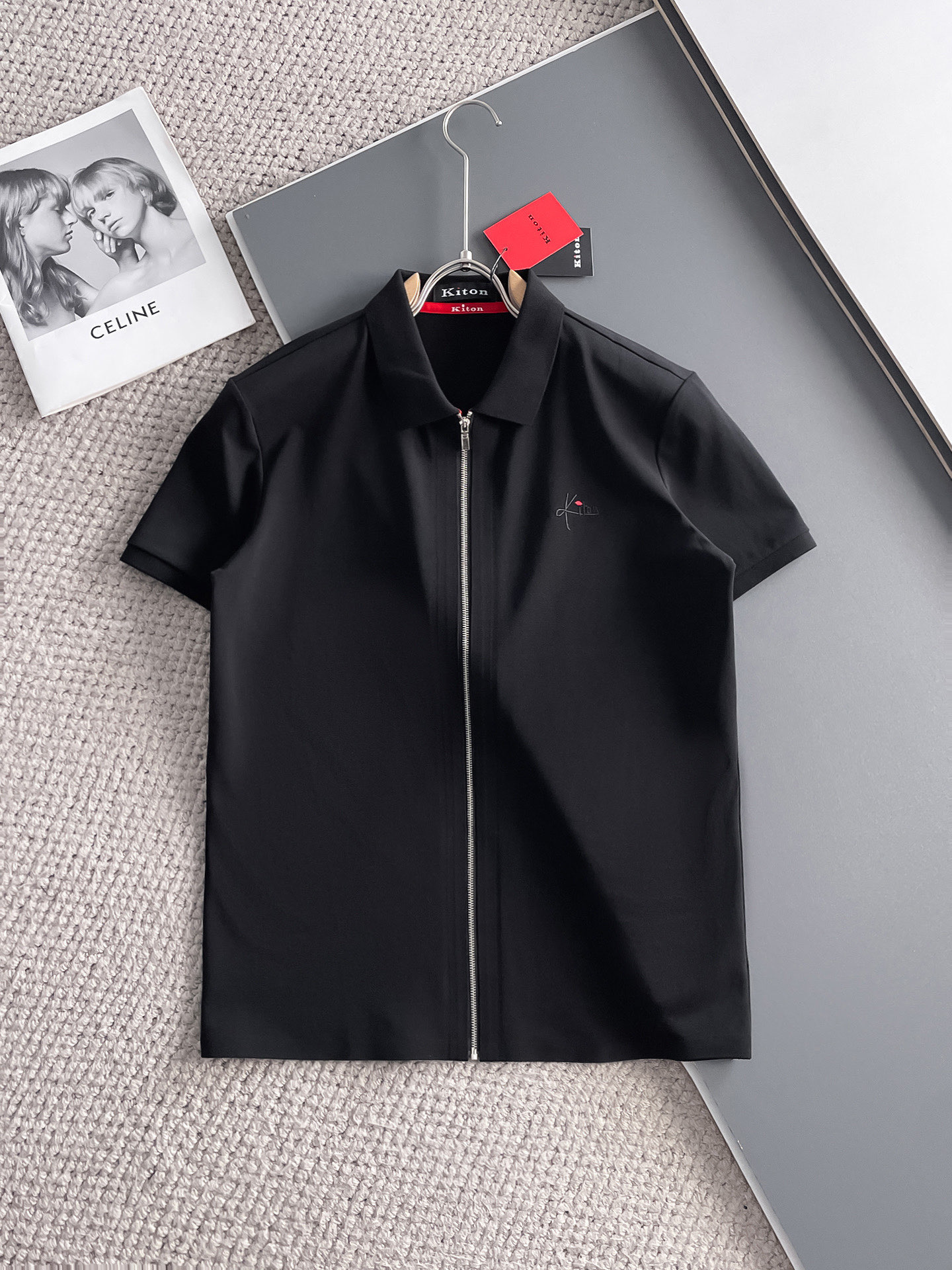 NO:140566,Kiton High-end Business White-collar workers are a must-have item for individuals in the unit!  Seal-free pressed glue ice silk casual business short-sleeved shirt, technological fabric, ice silk traceless, very good body feel, smooth feel and great texture!  Good elasticity, no sense of restraint, the fabric has its own breathable mesh, moisture absorption and sweating, quick drying and keeping it dry, small lapel placket-breasted design, showing a straight posture, not soft pedal, simple style, can be used for business and leisure, highly recommended!  High-elastic ice silk, the touch is as smooth as jade silk, clean and neat, and elegant and gentlemanly. The high-end materials are the key to the fabric, the quality control must be used. The feel is extremely delicate and smooth, the fabric has a good gloss and upper body skeleton feel, so we can greet mature and quality men's clothing!  Sweat in summer and dry instantly, a brand new experience Business commuting and leisure M-4XL, Shirts, T-shirt, alexander wang19860909Kiton 高端商务 白领 单位人士必入单品！ 无痕压胶冰丝休闲商务短袖衬衫,科技面料,冰丝无痕,体感非常棒,手感顺滑质感很棒！弹性好,无任何束缚感,面料自带透气网孔,吸湿排汗,速干保持干爽,小翻领门襟排扣设计,展露挺拔姿态,不软踏,简约款式,商务休闲都可驾驭,强烈推荐！高弹冰丝,触感堪比玉蚕丝一样丝滑,干净利落,儒雅绅士风度.高级材质,重点就是面料上,品控的必上,手感极其细腻光滑,面料光泽感和上身骨架感好,打招成熟品质男装！夏天出汗秒干,全新体验 商务通勤休闲 M-4XL,,shirts,T-shirt,alexander wang,Men's clothing