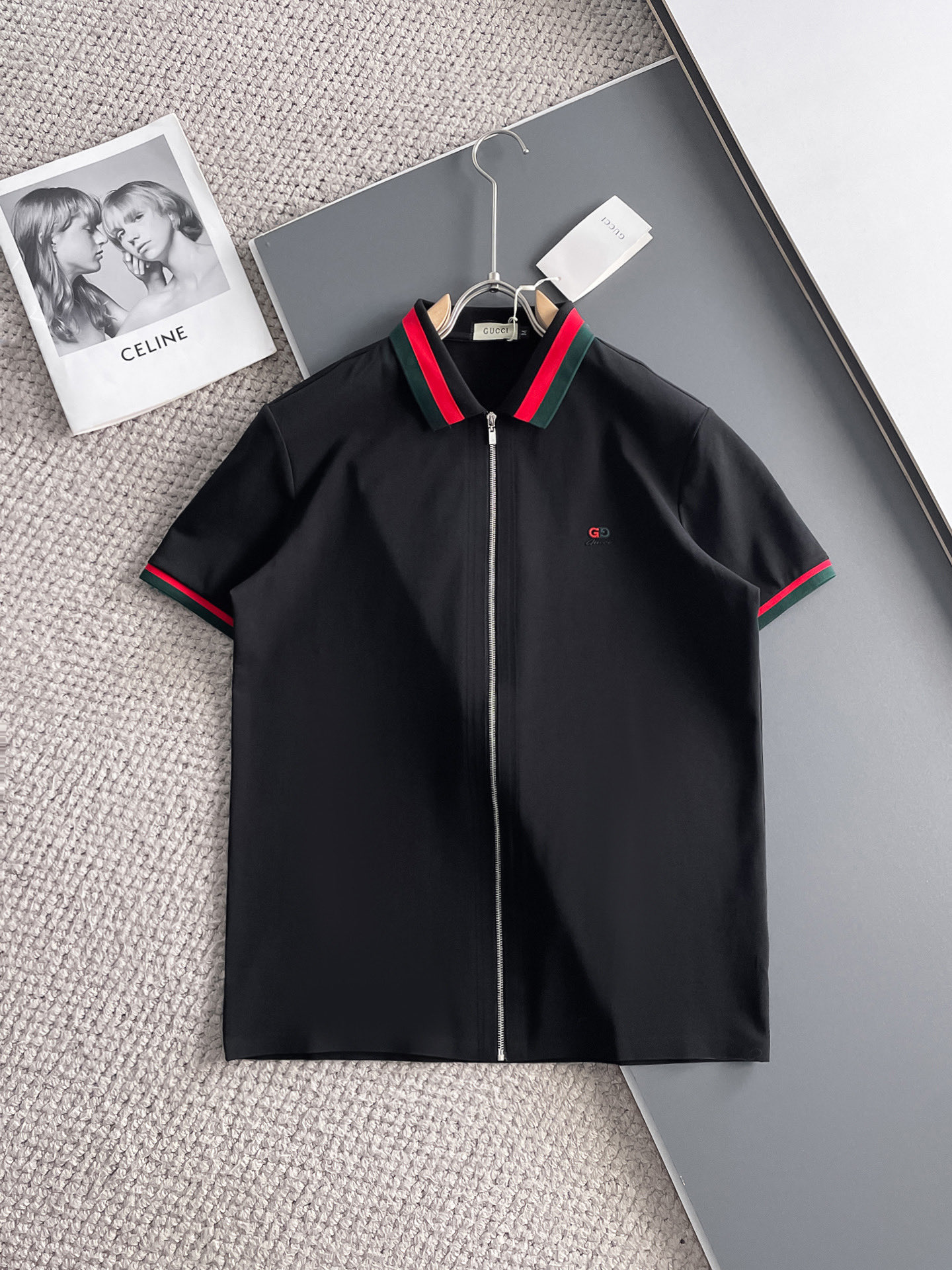 NO:140568,Guqi, high-end business, white-collar workers, must-have items for individuals in the unit!  Seal-free pressed glue ice silk casual business short-sleeved shirt, technological fabric, ice silk traceless, very good body feel, smooth feel and great texture!  Good elasticity, no sense of restraint, the fabric has its own breathable mesh, moisture absorption and sweating, quick drying and keeping it dry, small lapel placket-breasted design, showing a straight posture, not soft pedal, simple style, can be used for business and leisure, highly recommended!  High-elastic ice silk, the touch is as smooth as jade silk, clean and neat, and elegant and gentlemanly. The high-end materials are the key to the fabric, the quality control must be used. The feel is extremely delicate and smooth, the fabric has a good gloss and upper body skeleton feel, so we can greet mature and quality men's clothing!  Sweat in summer and dry instantly, a brand new experience Business commuting and leisure M-4XL, Shirts, T-shirt, alexander wang19860909古奇 高端商务 白领 单位人士必入单品！ 无痕压胶冰丝休闲商务短袖衬衫,科技面料,冰丝无痕,体感非常棒,手感顺滑质感很棒！弹性好,无任何束缚感,面料自带透气网孔,吸湿排汗,速干保持干爽,小翻领门襟排扣设计,展露挺拔姿态,不软踏,简约款式,商务休闲都可驾驭,强烈推荐！高弹冰丝,触感堪比玉蚕丝一样丝滑,干净利落,儒雅绅士风度.高级材质,重点就是面料上,品控的必上,手感极其细腻光滑,面料光泽感和上身骨架感好,打招成熟品质男装！夏天出汗秒干,全新体验 商务通勤休闲 M-4XL,,shirts,T-shirt,alexander wang,Men's clothing