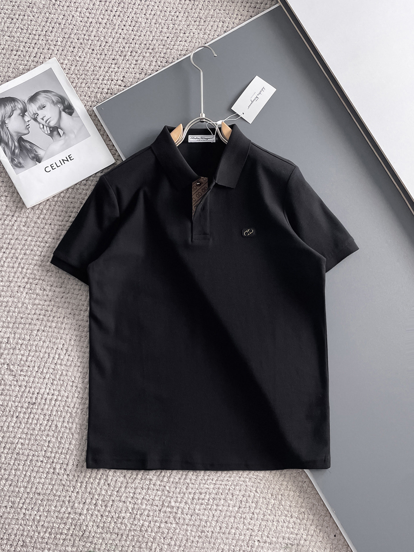 NO:140570,Ferragamo High-end Business White-collar workers are a must-have item for individuals in the unit!  Seizure-free pressed gel ice silk casual business short-sleeved Polo, technology fabric, ice silk traceless, very good body feel, smooth feel and great texture!  Good elasticity, no sense of restraint, the fabric has its own breathable mesh, moisture absorption and sweating, quick drying and keeping it dry, small lapel placket-breasted design, showing a straight posture, not soft pedal, simple style, can be used for business and leisure, highly recommended!  High-elastic ice silk, the touch is as smooth as jade silk, clean and neat, and elegant and gentlemanly. The high-end materials are the key to the fabric, the quality control must be used. The feel is extremely delicate and smooth, the fabric has a good gloss and upper body skeleton feel, so we can greet mature and quality men's clothing!  Sweat in summer and dry instantly, a brand new experience Business commuting and leisure M-4XL, ferragamo, T-shirt, alexander wang19860909菲拉格慕 高端商务 白领 单位人士必入单品！ 无痕压胶冰丝休闲商务短袖Polo,科技面料,冰丝无痕,体感非常棒,手感顺滑质感很棒！弹性好,无任何束缚感,面料自带透气网孔,吸湿排汗,速干保持干爽,小翻领门襟排扣设计,展露挺拔姿态,不软踏,简约款式,商务休闲都可驾驭,强烈推荐！高弹冰丝,触感堪比玉蚕丝一样丝滑,干净利落,儒雅绅士风度.高级材质,重点就是面料上,品控的必上,手感极其细腻光滑,面料光泽感和上身骨架感好,打招成熟品质男装！夏天出汗秒干,全新体验 商务通勤休闲 M-4XL,,ferragamo,T-shirt,alexander wang,Men's clothing