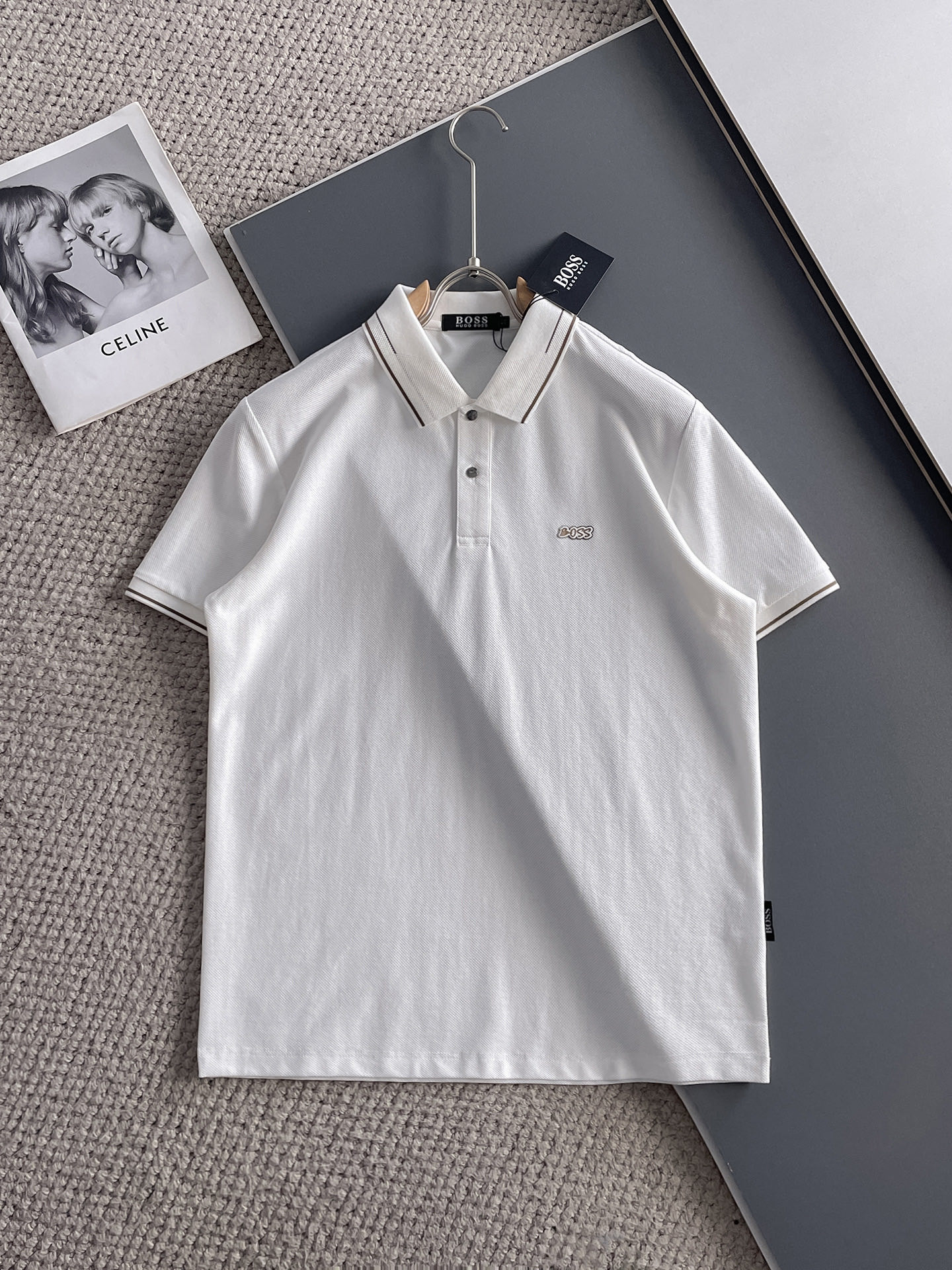 NO:140555,BOSS High-end Business White-collar workers are a must-have item for individuals in the unit!  Seizure-free pressed gel ice silk casual business short-sleeved Polo, technology fabric, ice silk traceless, very good body feel, smooth feel and great texture!  Good elasticity, no sense of restraint, the fabric has its own breathable mesh, moisture absorption and sweating, quick drying and keeping it dry, small lapel placket-breasted design, showing a straight posture, not soft pedal, simple style, can be used for business and leisure, highly recommended!  High-elastic ice silk, the touch is as smooth as jade silk, clean and neat, and elegant and gentlemanly. The high-end materials are the key to the fabric, the quality control must be used. The feel is extremely delicate and smooth, the fabric has a good gloss and upper body skeleton feel, so we can greet mature and quality men's clothing!  Sweat in summer and dry instantly, a brand new experience Business commuting and leisure M-4XL, T-shirt, alexander wang19860909BOSS 高端商务 白领 单位人士必入单品！ 无痕压胶冰丝休闲商务短袖Polo,科技面料,冰丝无痕,体感非常棒,手感顺滑质感很棒！弹性好,无任何束缚感,面料自带透气网孔,吸湿排汗,速干保持干爽,小翻领门襟排扣设计,展露挺拔姿态,不软踏,简约款式,商务休闲都可驾驭,强烈推荐！高弹冰丝,触感堪比玉蚕丝一样丝滑,干净利落,儒雅绅士风度.高级材质,重点就是面料上,品控的必上,手感极其细腻光滑,面料光泽感和上身骨架感好,打招成熟品质男装！夏天出汗秒干,全新体验 商务通勤休闲 M-4XL,,T-shirt,alexander wang,Men's clothing