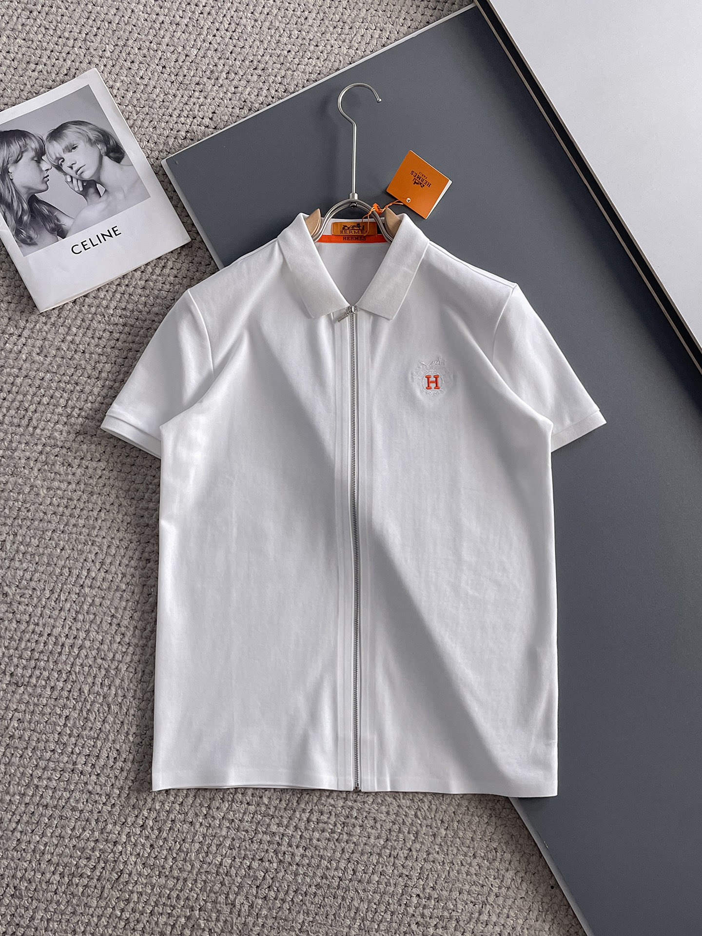 NO:140582,Hermes High-end Business White-collar workers are a must-have item for people in the unit!  Seal-free pressed glue ice silk casual business short-sleeved shirt, technological fabric, ice silk traceless, very good body feel, smooth feel and great texture!  Good elasticity, no sense of restraint, the fabric has its own breathable mesh, moisture absorption and sweating, quick drying and keeping it dry, small lapel placket-breasted design, showing a straight posture, not soft pedal, simple style, can be used for business and leisure, highly recommended!  High-elastic ice silk, the touch is as smooth as jade silk, clean and neat, and elegant and gentlemanly. The high-end materials are the key to the fabric, the quality control must be used. The feel is extremely delicate and smooth, the fabric has a good gloss and upper body skeleton feel, so we can greet mature and quality men's clothing!  Sweat in summer and dry in seconds, a brand new experience Business commuting and leisure M-4XL, hermes,shirts,T-shirt,alexander wang19860909爱马仕 高端商务 白领 单位人士必入单品！ 无痕压胶冰丝休闲商务短袖衬衫,科技面料,冰丝无痕,体感非常棒,手感顺滑质感很棒！弹性好,无任何束缚感,面料自带透气网孔,吸湿排汗,速干保持干爽,小翻领门襟排扣设计,展露挺拔姿态,不软踏,简约款式,商务休闲都可驾驭,强烈推荐！高弹冰丝,触感堪比玉蚕丝一样丝滑,干净利落,儒雅绅士风度.高级材质,重点就是面料上,品控的必上,手感极其细腻光滑,面料光泽感和上身骨架感好,打招成熟品质男装！夏天出汗秒干,全新体验 商务通勤休闲 M-4XL,,hermes,shirts,T-shirt,alexander wang,Men's clothing