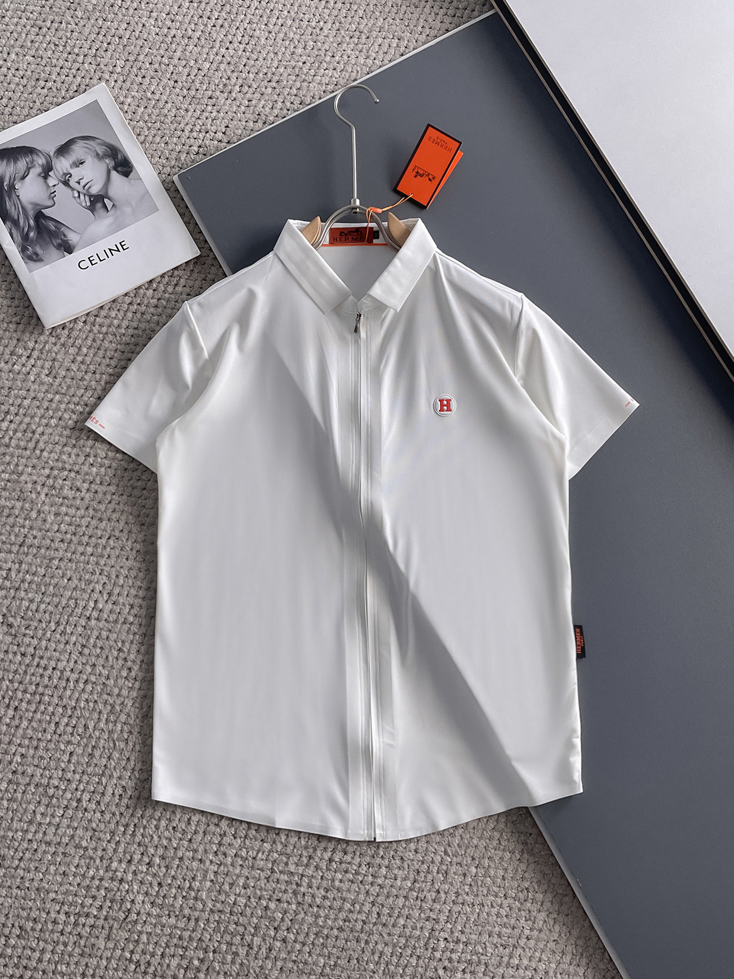 NO:140557,Hermes High-end Business White-collar workers are a must-have item for people in the unit!  Seal-free pressed glue ice silk casual business short-sleeved shirt, technological fabric, ice silk traceless, very good body feel, smooth feel and great texture!  Good elasticity, no sense of restraint, the fabric has its own breathable mesh, moisture absorption and sweating, quick drying and keeping it dry, small lapel placket-breasted design, showing a straight posture, not soft pedal, simple style, can be used for business and leisure, highly recommended!  High-elastic ice silk, the touch is as smooth as jade silk, clean and neat, and elegant and gentlemanly. The high-end materials are the key to the fabric, the quality control must be used. The feel is extremely delicate and smooth, the fabric has a good gloss and upper body skeleton feel, so we can greet mature and quality men's clothing!  Sweat in summer and dry in seconds, a brand new experience Business commuting and leisure M-4XL, hermes,shirts,T-shirt,alexander wang19860909爱马仕 高端商务 白领 单位人士必入单品！ 无痕压胶冰丝休闲商务短袖衬衫,科技面料,冰丝无痕,体感非常棒,手感顺滑质感很棒！弹性好,无任何束缚感,面料自带透气网孔,吸湿排汗,速干保持干爽,小翻领门襟排扣设计,展露挺拔姿态,不软踏,简约款式,商务休闲都可驾驭,强烈推荐！高弹冰丝,触感堪比玉蚕丝一样丝滑,干净利落,儒雅绅士风度.高级材质,重点就是面料上,品控的必上,手感极其细腻光滑,面料光泽感和上身骨架感好,打招成熟品质男装！夏天出汗秒干,全新体验 商务通勤休闲 M-4XL,,hermes,shirts,T-shirt,alexander wang,Men's clothing