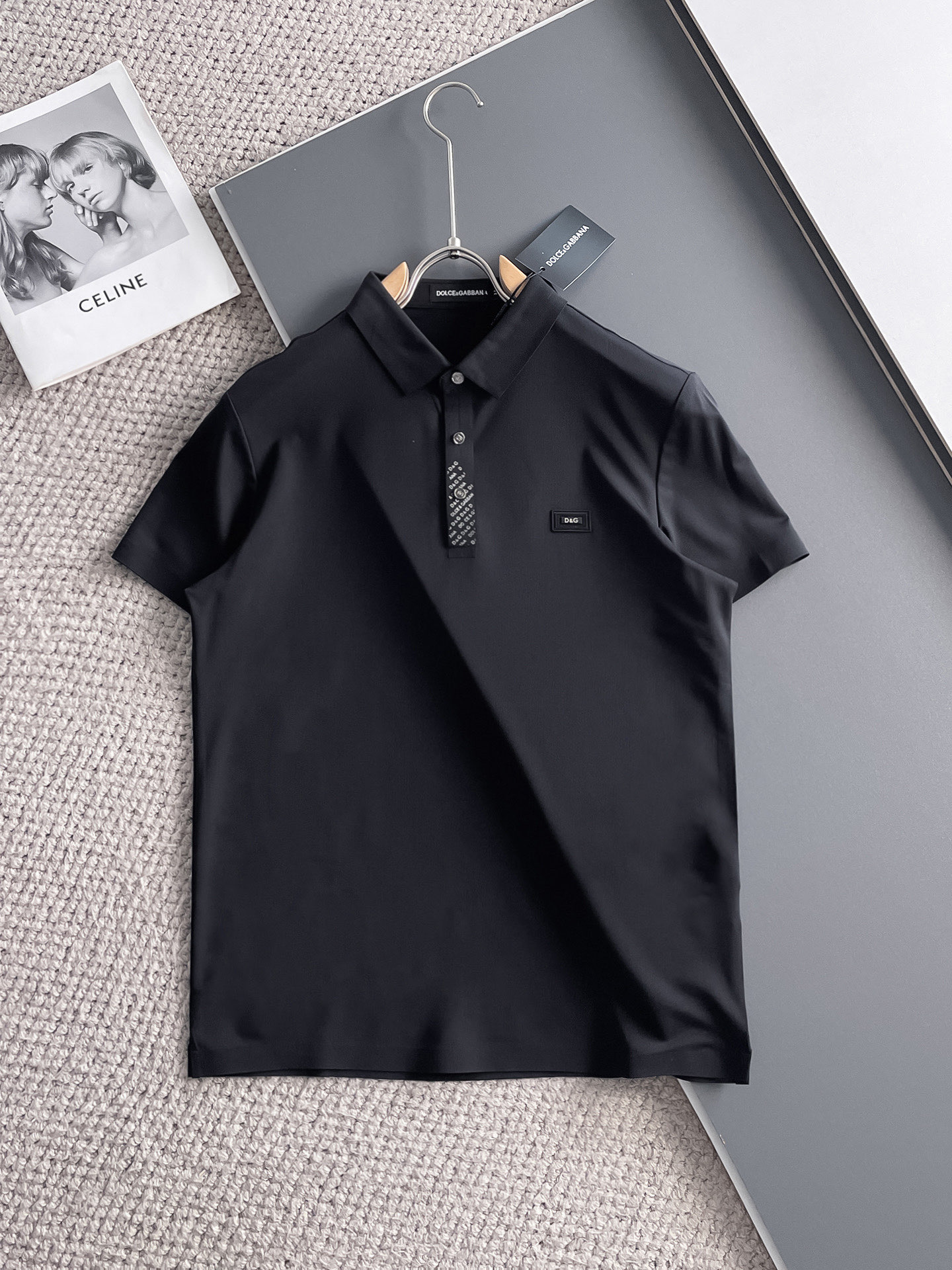 NO:140559,DG High-end Business White-collar workers are a must-have item for individuals in the unit!  Seizure-free pressed gel ice silk casual business short-sleeved Polo, technology fabric, ice silk traceless, very good body feel, smooth feel and great texture!  Good elasticity, no sense of restraint, the fabric has its own breathable mesh, moisture absorption and sweating, quick drying and keeping it dry, small lapel placket-breasted design, showing a straight posture, not soft pedal, simple style, can be used for business and leisure, highly recommended!  High-elastic ice silk, the touch is as smooth as jade silk, clean and neat, and elegant and gentlemanly. The high-end materials are the key to the fabric, the quality control must be used. The feel is extremely delicate and smooth, the fabric has a good gloss and upper body skeleton feel, so we can greet mature and quality men's clothing!  Sweat in summer and dry in seconds, a brand new experience Business commuting and leisure M-4XL, Dolce & Gabbana, T-shirt, alexander wang19860909DG 高端商务 白领 单位人士必入单品！ 无痕压胶冰丝休闲商务短袖Polo,科技面料,冰丝无痕,体感非常棒,手感顺滑质感很棒！弹性好,无任何束缚感,面料自带透气网孔,吸湿排汗,速干保持干爽,小翻领门襟排扣设计,展露挺拔姿态,不软踏,简约款式,商务休闲都可驾驭,强烈推荐！高弹冰丝,触感堪比玉蚕丝一样丝滑,干净利落,儒雅绅士风度.高级材质,重点就是面料上,品控的必上,手感极其细腻光滑,面料光泽感和上身骨架感好,打招成熟品质男装！夏天出汗秒干,全新体验 商务通勤休闲 M-4XL,,Dolce&Gabbana,T-shirt,alexander wang,Men's clothing