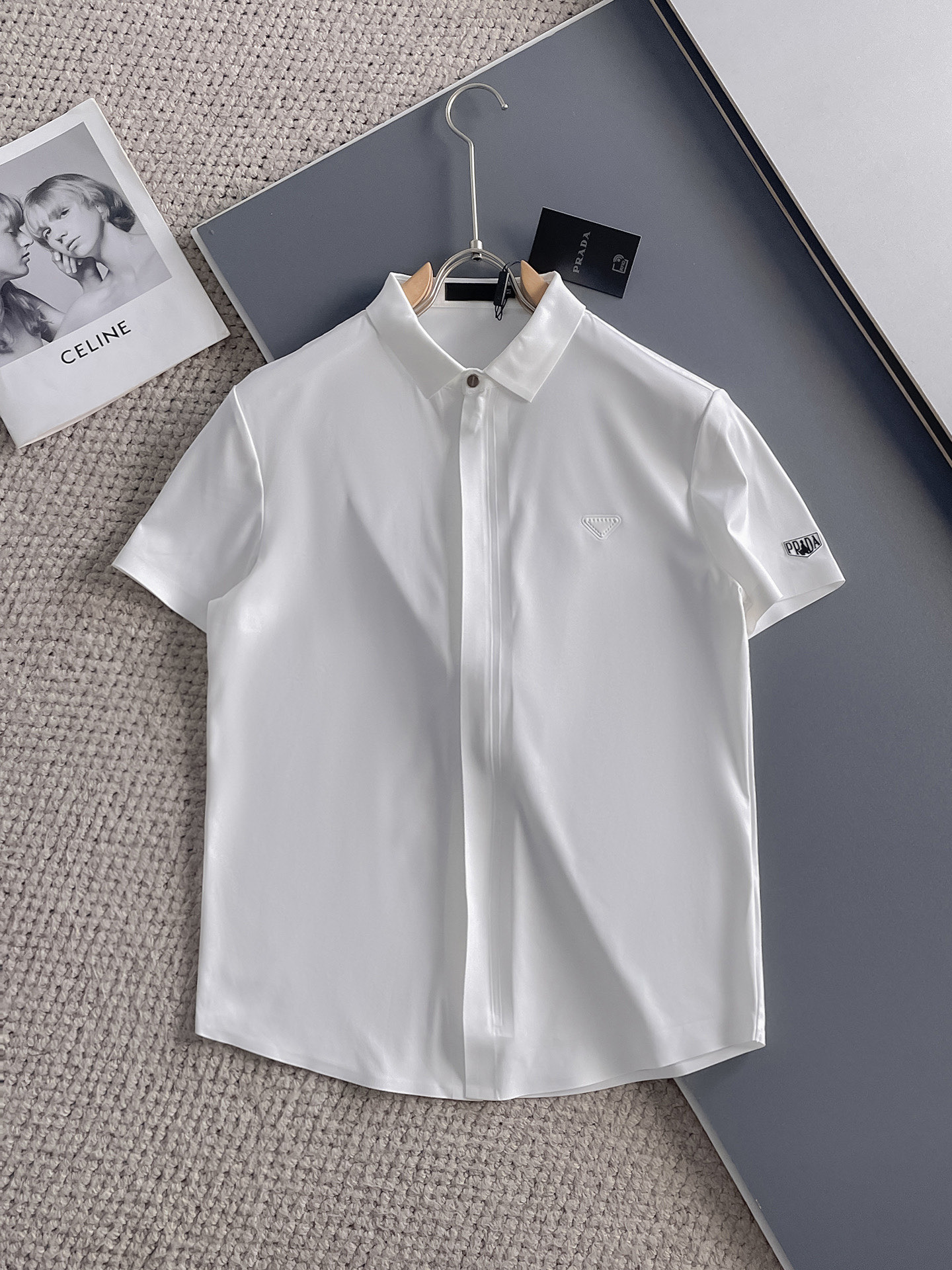 NO:140563,Prada High-end Business White-collar workers are a must-have item for individuals in the unit!  Seal-free pressed glue ice silk casual business short-sleeved shirt, technological fabric, ice silk traceless, very good body feel, smooth feel and great texture!  Good elasticity, no sense of restraint, the fabric has its own breathable mesh, moisture absorption and sweating, quick drying and keeping it dry, small lapel placket-breasted design, showing a straight posture, not soft pedal, simple style, can be used for business and leisure, highly recommended!  High-elastic ice silk, the touch is as smooth as jade silk, clean and neat, and elegant and gentlemanly. The high-end materials are the key to the fabric, the quality control must be used. The feel is extremely delicate and smooth, the fabric has a good gloss and upper body skeleton feel, so we can greet mature and quality men's clothing!  Sweat in summer and dry in seconds, a brand new experience Business commuting and leisure M-4XL, prada,shirts,T-shirt,alexander wang19860909普拉达 高端商务 白领 单位人士必入单品！ 无痕压胶冰丝休闲商务短袖衬衫,科技面料,冰丝无痕,体感非常棒,手感顺滑质感很棒！弹性好,无任何束缚感,面料自带透气网孔,吸湿排汗,速干保持干爽,小翻领门襟排扣设计,展露挺拔姿态,不软踏,简约款式,商务休闲都可驾驭,强烈推荐！高弹冰丝,触感堪比玉蚕丝一样丝滑,干净利落,儒雅绅士风度.高级材质,重点就是面料上,品控的必上,手感极其细腻光滑,面料光泽感和上身骨架感好,打招成熟品质男装！夏天出汗秒干,全新体验 商务通勤休闲 M-4XL,,prada,shirts,T-shirt,alexander wang,Men's clothing