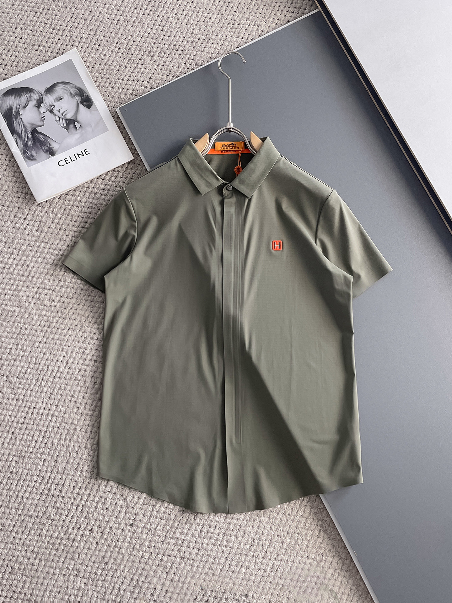 NO:140565,Hermes High-end Business White-collar workers are a must-have item for people in the unit!  Seal-free pressed glue ice silk casual business short-sleeved shirt, technological fabric, ice silk traceless, very good body feel, smooth feel and great texture!  Good elasticity, no sense of restraint, the fabric has its own breathable mesh, moisture absorption and sweating, quick drying and keeping it dry, small lapel placket-breasted design, showing a straight posture, not soft pedal, simple style, can be used for business and leisure, highly recommended!  High-elastic ice silk, the touch is as smooth as jade silk, clean and neat, and elegant and gentlemanly. The high-end materials are the key to the fabric, the quality control must be used. The feel is extremely delicate and smooth, the fabric has a good gloss and upper body skeleton feel, so we can greet mature and quality men's clothing!  Sweat in summer and dry in seconds, a brand new experience Business commuting and leisure M-4XL, hermes,shirts,T-shirt,alexander wang19860909爱马仕 高端商务 白领 单位人士必入单品！ 无痕压胶冰丝休闲商务短袖衬衫,科技面料,冰丝无痕,体感非常棒,手感顺滑质感很棒！弹性好,无任何束缚感,面料自带透气网孔,吸湿排汗,速干保持干爽,小翻领门襟排扣设计,展露挺拔姿态,不软踏,简约款式,商务休闲都可驾驭,强烈推荐！高弹冰丝,触感堪比玉蚕丝一样丝滑,干净利落,儒雅绅士风度.高级材质,重点就是面料上,品控的必上,手感极其细腻光滑,面料光泽感和上身骨架感好,打招成熟品质男装！夏天出汗秒干,全新体验 商务通勤休闲 M-4XL,,hermes,shirts,T-shirt,alexander wang,Men's clothing