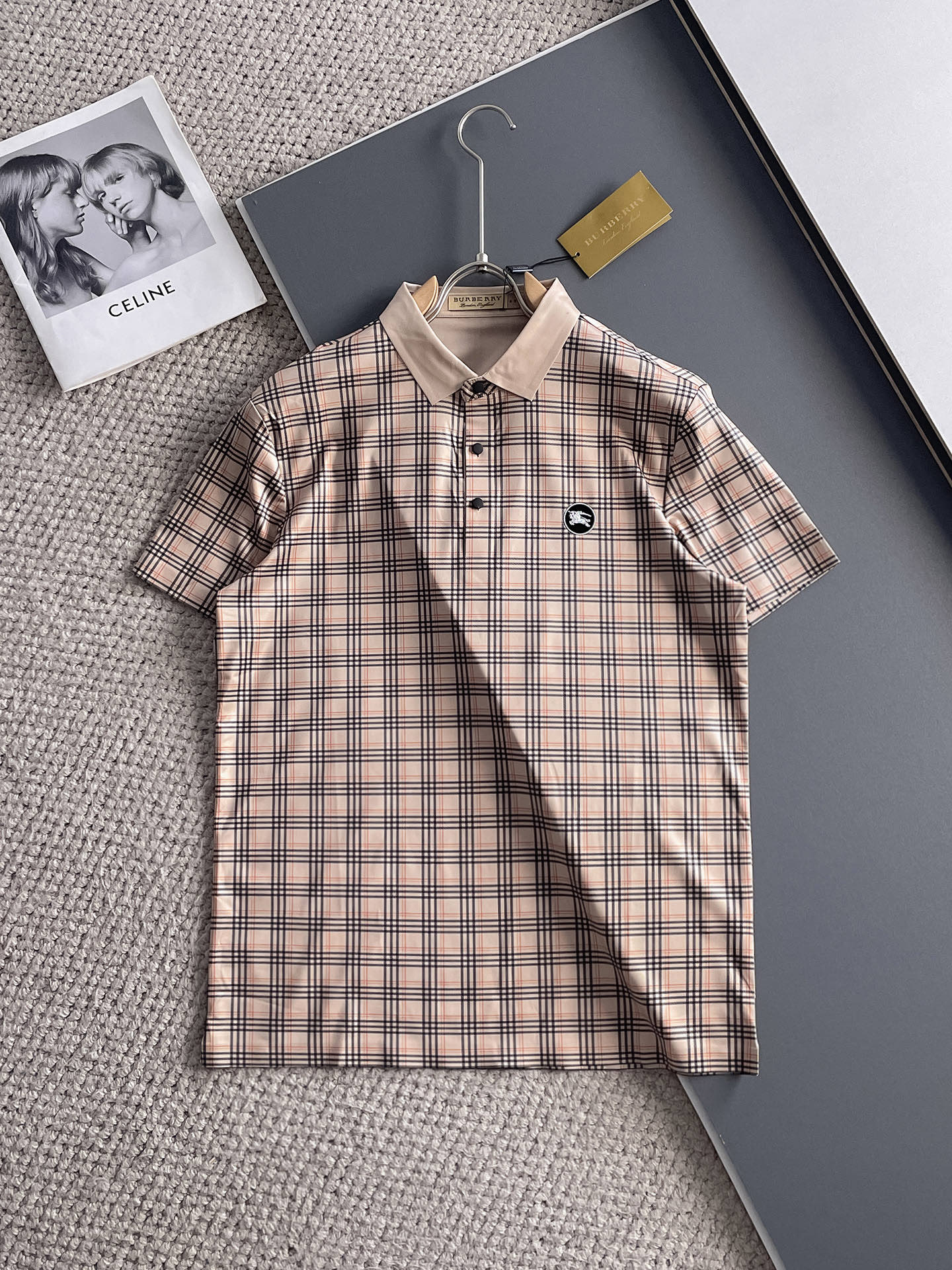 NO:140571,Burberry, high-end business, white-collar workers, must-have items for individuals in the unit!  Seizure-free pressed gel ice silk casual business short-sleeved Polo, technology fabric, ice silk traceless, very good body feel, smooth feel and great texture!  Good elasticity, no sense of restraint, the fabric has its own breathable mesh, moisture absorption and sweating, quick drying and keeping it dry, small lapel placket-breasted design, showing a straight posture, not soft pedal, simple style, can be used for business and leisure, highly recommended!  High-elastic ice silk, the touch is as smooth as jade silk, clean and neat, and elegant and gentlemanly. The high-end materials are the key to the fabric, the quality control must be used. The feel is extremely delicate and smooth, the fabric has a good gloss and upper body skeleton feel, so we can greet mature and quality men's clothing!  Sweat in summer and dry in seconds, a brand new experience Business commuting and leisure M-4XL, burberry, T-shirt, alexander wang19860909巴宝莉 高端商务 白领 单位人士必入单品！ 无痕压胶冰丝休闲商务短袖Polo,科技面料,冰丝无痕,体感非常棒,手感顺滑质感很棒！弹性好,无任何束缚感,面料自带透气网孔,吸湿排汗,速干保持干爽,小翻领门襟排扣设计,展露挺拔姿态,不软踏,简约款式,商务休闲都可驾驭,强烈推荐！高弹冰丝,触感堪比玉蚕丝一样丝滑,干净利落,儒雅绅士风度.高级材质,重点就是面料上,品控的必上,手感极其细腻光滑,面料光泽感和上身骨架感好,打招成熟品质男装！夏天出汗秒干,全新体验 商务通勤休闲 M-4XL,,burberry,T-shirt,alexander wang,Men's clothing