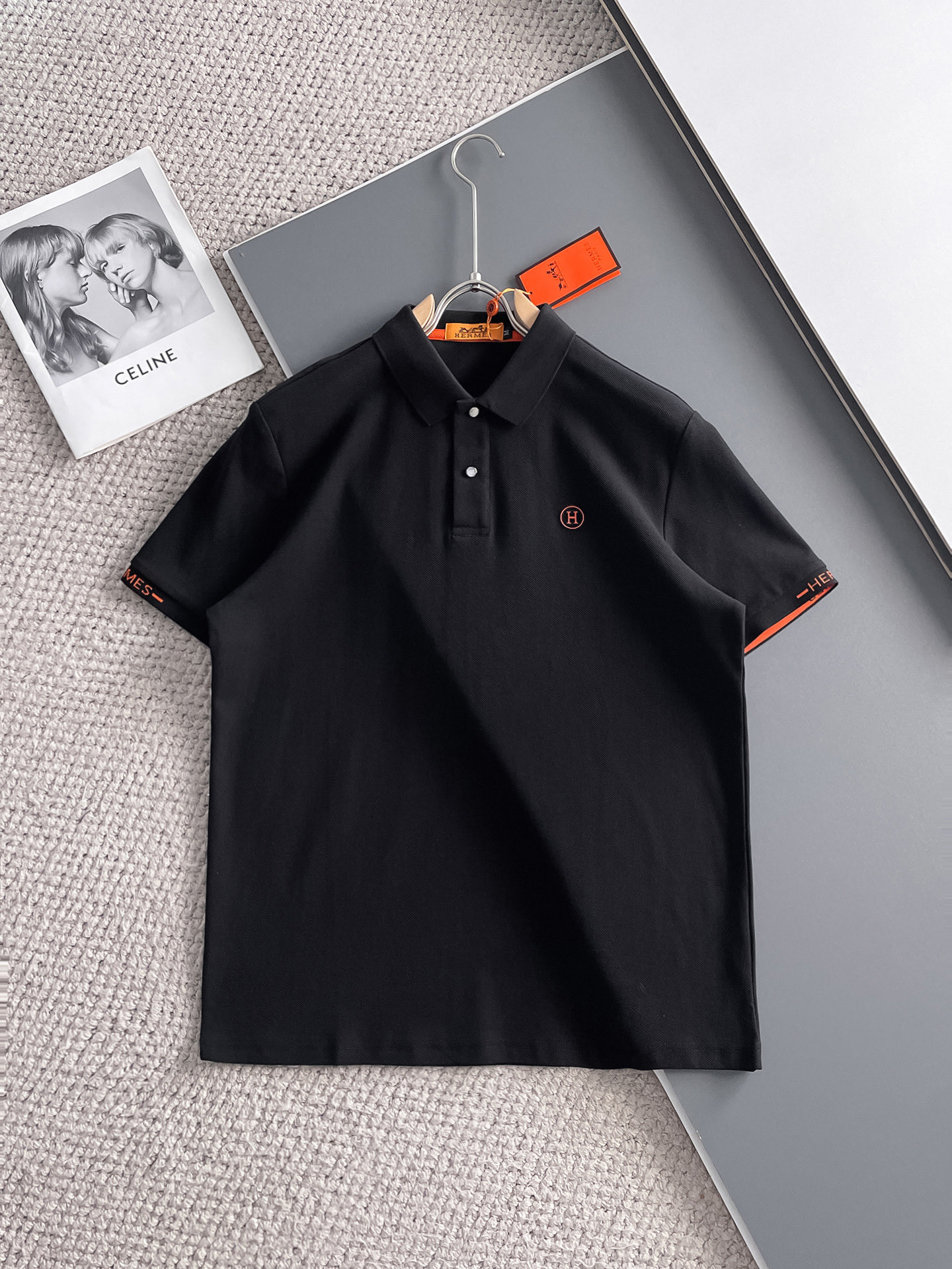 NO:140573,Hermes High-end Business White-collar workers are a must-have item for people in the unit!  Seizure-free pressed gel ice silk casual business short-sleeved Polo, technology fabric, ice silk traceless, very good body feel, smooth feel and great texture!  Good elasticity, no sense of restraint, the fabric has its own breathable mesh, moisture absorption and sweating, quick drying and keeping it dry, small lapel placket-breasted design, showing a straight posture, not soft pedal, simple style, can be used for business and leisure, highly recommended!  High-elastic ice silk, the touch is as smooth as jade silk, clean and neat, and elegant and gentlemanly. The high-end materials are the key to the fabric, the quality control must be used. The feel is extremely delicate and smooth, the fabric has a good gloss and upper body skeleton feel, so we can greet mature and quality men's clothing!  Sweat in summer and dry instantly, a brand new experience Business commuting and leisure M-4XL, hermes, T-shirt, alexander wang19860909爱马仕 高端商务 白领 单位人士必入单品！ 无痕压胶冰丝休闲商务短袖Polo,科技面料,冰丝无痕,体感非常棒,手感顺滑质感很棒！弹性好,无任何束缚感,面料自带透气网孔,吸湿排汗,速干保持干爽,小翻领门襟排扣设计,展露挺拔姿态,不软踏,简约款式,商务休闲都可驾驭,强烈推荐！高弹冰丝,触感堪比玉蚕丝一样丝滑,干净利落,儒雅绅士风度.高级材质,重点就是面料上,品控的必上,手感极其细腻光滑,面料光泽感和上身骨架感好,打招成熟品质男装！夏天出汗秒干,全新体验 商务通勤休闲 M-4XL,,hermes,T-shirt,alexander wang,Men's clothing