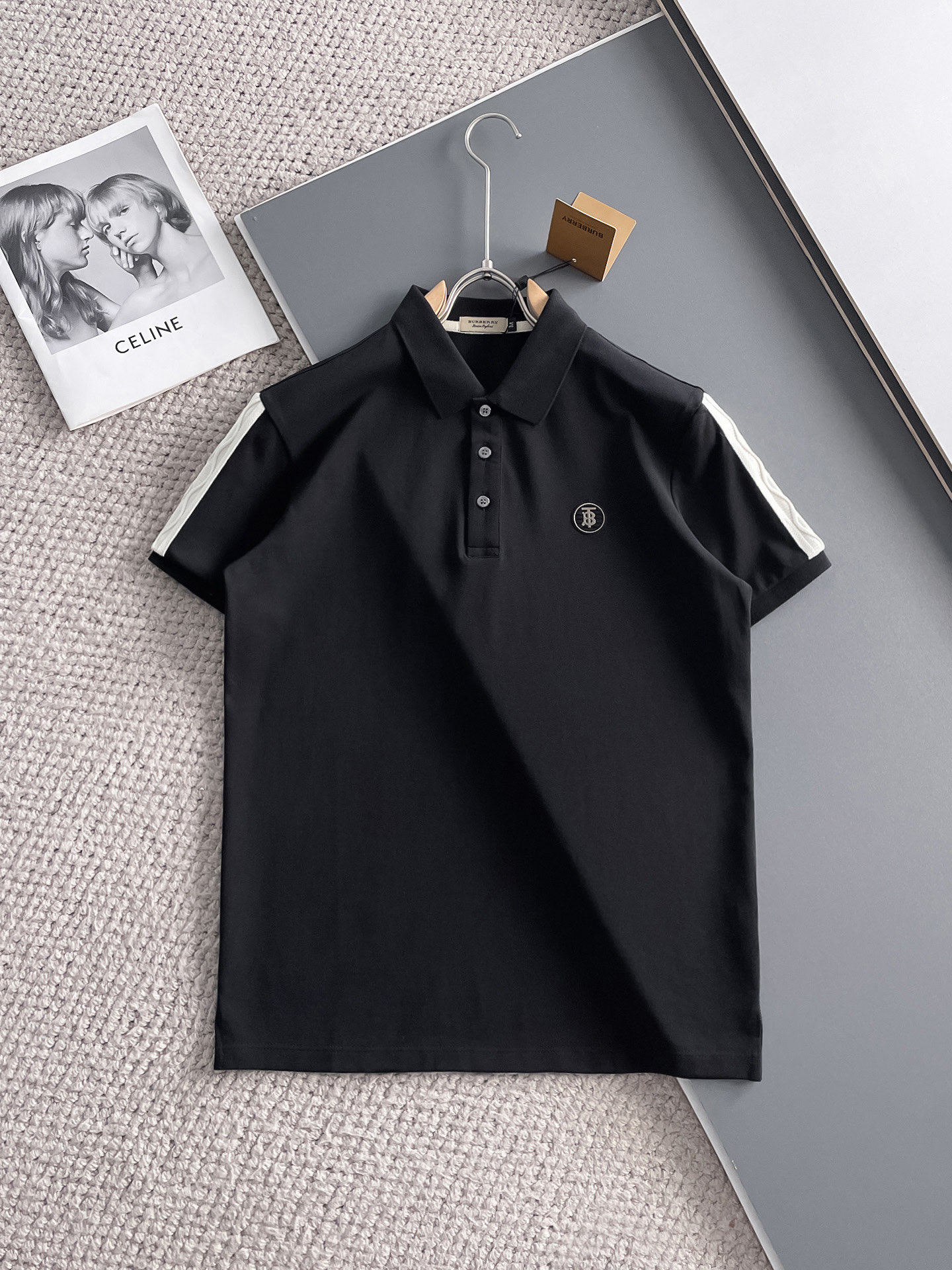 NO:140575,Burberry, high-end business, white-collar workers, must-have items for individuals in the unit!  Seizure-free pressed gel ice silk casual business short-sleeved Polo, technology fabric, ice silk traceless, very good body feel, smooth feel and great texture!  Good elasticity, no sense of restraint, the fabric has its own breathable mesh, moisture absorption and sweating, quick drying and keeping it dry, small lapel placket-breasted design, showing a straight posture, not soft pedal, simple style, can be used for business and leisure, highly recommended!  High-elastic ice silk, the touch is as smooth as jade silk, clean and neat, and elegant and gentlemanly. The high-end materials are the key to the fabric, the quality control must be used. The feel is extremely delicate and smooth, the fabric has a good gloss and upper body skeleton feel, so we can greet mature and quality men's clothing!  Sweat in summer and dry in seconds, a brand new experience Business commuting and leisure M-4XL, burberry, T-shirt, alexander wang19860909巴宝莉 高端商务 白领 单位人士必入单品！ 无痕压胶冰丝休闲商务短袖Polo,科技面料,冰丝无痕,体感非常棒,手感顺滑质感很棒！弹性好,无任何束缚感,面料自带透气网孔,吸湿排汗,速干保持干爽,小翻领门襟排扣设计,展露挺拔姿态,不软踏,简约款式,商务休闲都可驾驭,强烈推荐！高弹冰丝,触感堪比玉蚕丝一样丝滑,干净利落,儒雅绅士风度.高级材质,重点就是面料上,品控的必上,手感极其细腻光滑,面料光泽感和上身骨架感好,打招成熟品质男装！夏天出汗秒干,全新体验 商务通勤休闲 M-4XL,,burberry,T-shirt,alexander wang,Men's clothing