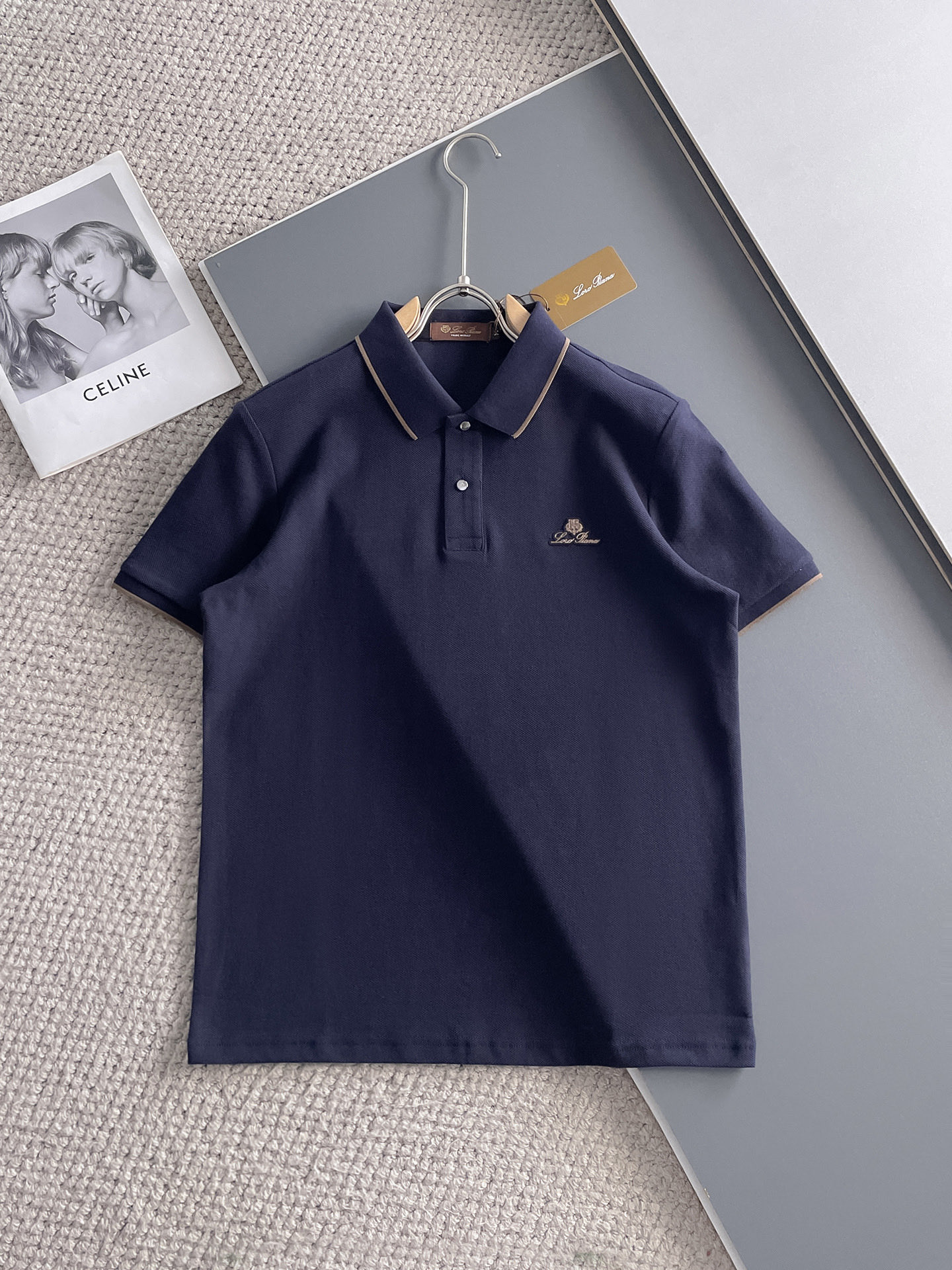 NO:140578,LP High-end Business White-collar workers are a must-have item for individuals in the unit!  Seizure-free pressed gel ice silk casual business short-sleeved Polo, technology fabric, ice silk traceless, very good body feel, smooth feel and great texture!  Good elasticity, no sense of restraint, the fabric has its own breathable mesh, moisture absorption and sweating, quick drying and keeping it dry, small lapel placket-breasted design, showing a straight posture, not soft pedal, simple style, can be used for business and leisure, highly recommended!  High-elastic ice silk, the touch is as smooth as jade silk, clean and neat, and elegant and gentlemanly. The high-end materials are the key to the fabric, the quality control must be used. The feel is extremely delicate and smooth, the fabric has a good gloss and upper body skeleton feel, so we can greet mature and quality men's clothing!  Sweat in summer and dry in seconds, a brand new experience Business commuting and leisure M-4XL, loro piano, T-shirt, alexander wang19860909LP 高端商务 白领 单位人士必入单品！ 无痕压胶冰丝休闲商务短袖Polo,科技面料,冰丝无痕,体感非常棒,手感顺滑质感很棒！弹性好,无任何束缚感,面料自带透气网孔,吸湿排汗,速干保持干爽,小翻领门襟排扣设计,展露挺拔姿态,不软踏,简约款式,商务休闲都可驾驭,强烈推荐！高弹冰丝,触感堪比玉蚕丝一样丝滑,干净利落,儒雅绅士风度.高级材质,重点就是面料上,品控的必上,手感极其细腻光滑,面料光泽感和上身骨架感好,打招成熟品质男装！夏天出汗秒干,全新体验 商务通勤休闲 M-4XL,,loro piana,T-shirt,alexander wang,Men's clothing