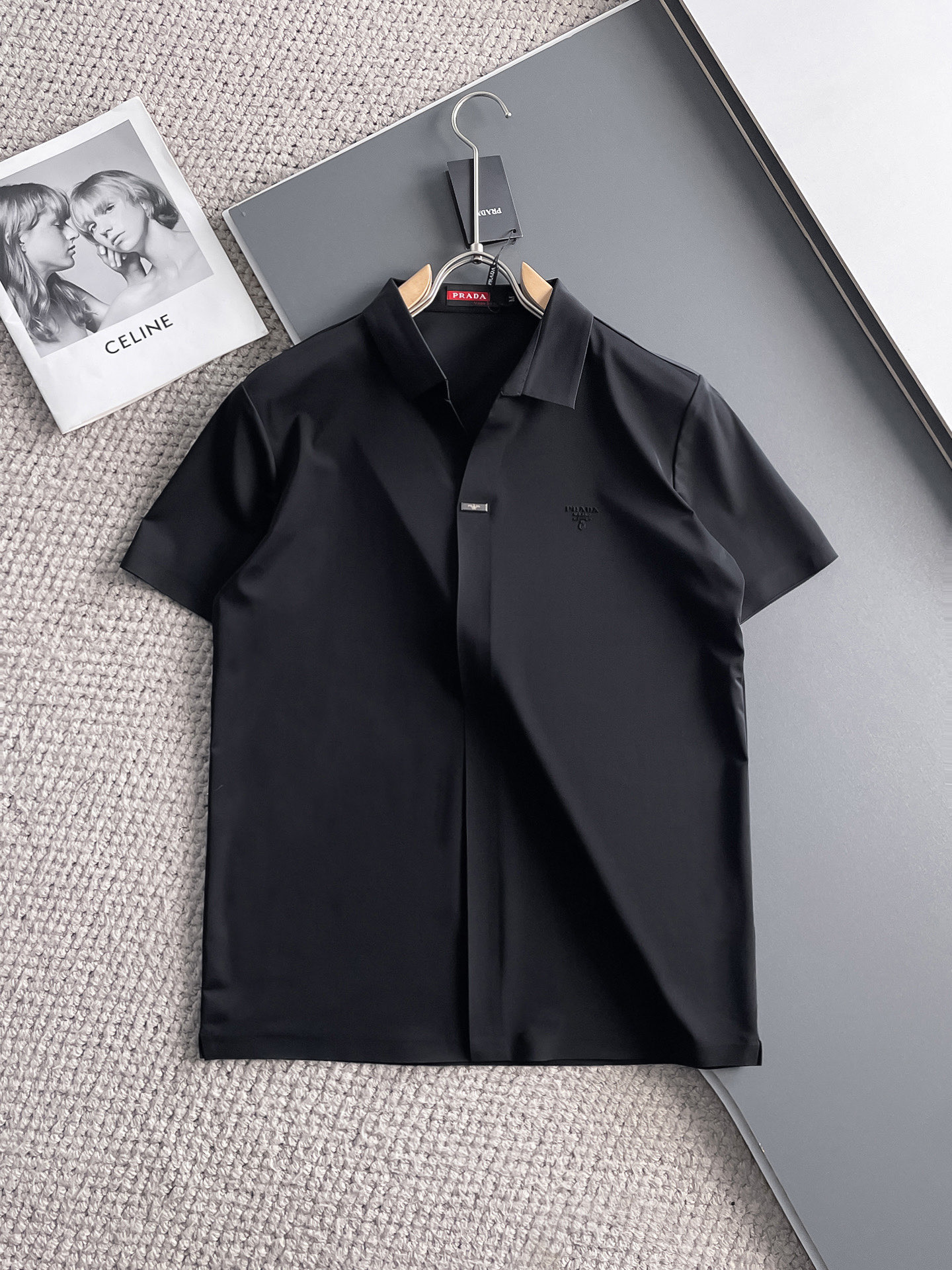 NO:140581,Prada High-end Business White-collar workers are a must-have item for individuals in the unit!  Seal-free pressed glue ice silk casual business short-sleeved shirt, technological fabric, ice silk traceless, very good body feel, smooth feel and great texture!  Good elasticity, no sense of restraint, the fabric has its own breathable mesh, moisture absorption and sweating, quick drying and keeping it dry, small lapel placket-breasted design, showing a straight posture, not soft pedal, simple style, can be used for business and leisure, highly recommended!  High-elastic ice silk, the touch is as smooth as jade silk, clean and neat, and elegant and gentlemanly. The high-end materials are the key to the fabric, the quality control must be used. The feel is extremely delicate and smooth, the fabric has a good gloss and upper body skeleton feel, so we can greet mature and quality men's clothing!  Sweat in summer and dry in seconds, a brand new experience Business commuting and leisure M-4XL, prada,shirts,T-shirt,alexander wang19860909普拉达 高端商务 白领 单位人士必入单品！ 无痕压胶冰丝休闲商务短袖衬衫,科技面料,冰丝无痕,体感非常棒,手感顺滑质感很棒！弹性好,无任何束缚感,面料自带透气网孔,吸湿排汗,速干保持干爽,小翻领门襟排扣设计,展露挺拔姿态,不软踏,简约款式,商务休闲都可驾驭,强烈推荐！高弹冰丝,触感堪比玉蚕丝一样丝滑,干净利落,儒雅绅士风度.高级材质,重点就是面料上,品控的必上,手感极其细腻光滑,面料光泽感和上身骨架感好,打招成熟品质男装！夏天出汗秒干,全新体验 商务通勤休闲 M-4XL,,prada,shirts,T-shirt,alexander wang,Men's clothing